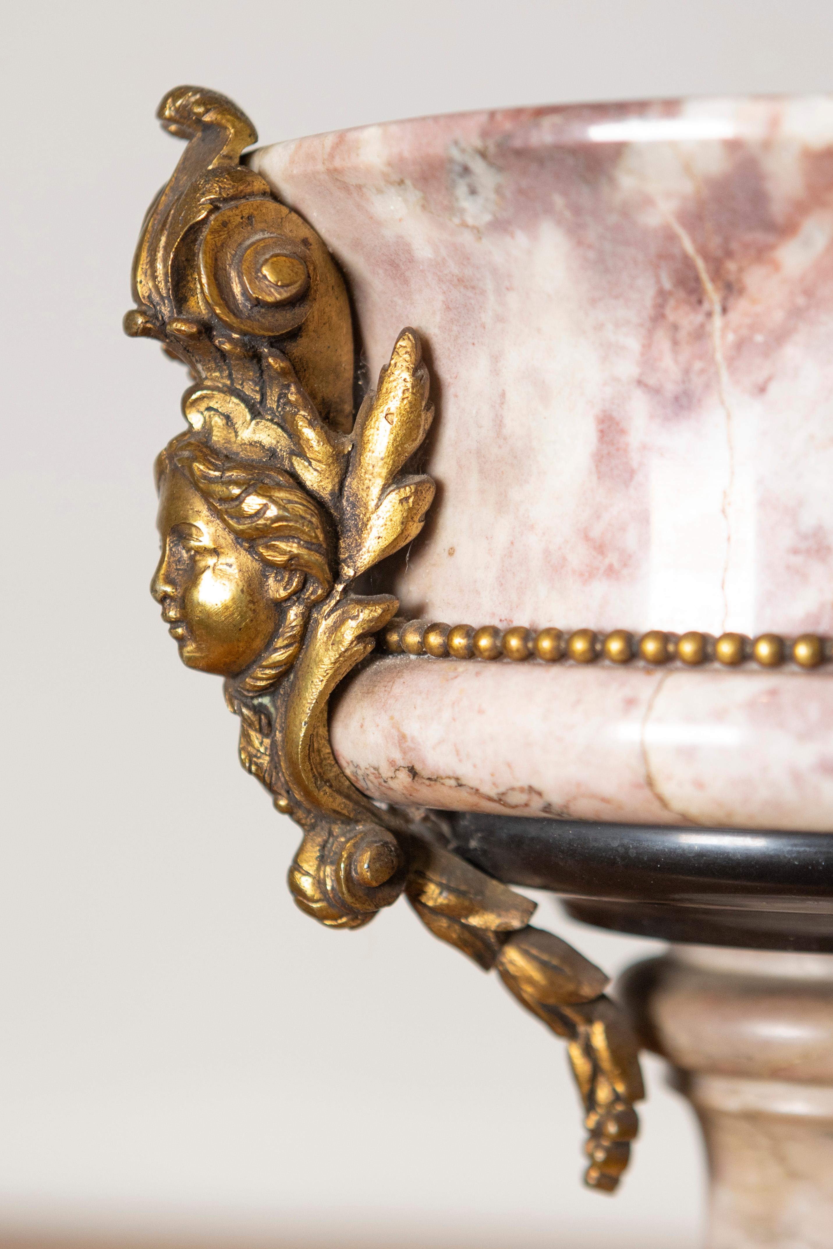 Bronzo Coppia di urne neoclassiche francesi del XIX secolo in marmo e bronzo dorato in vendita