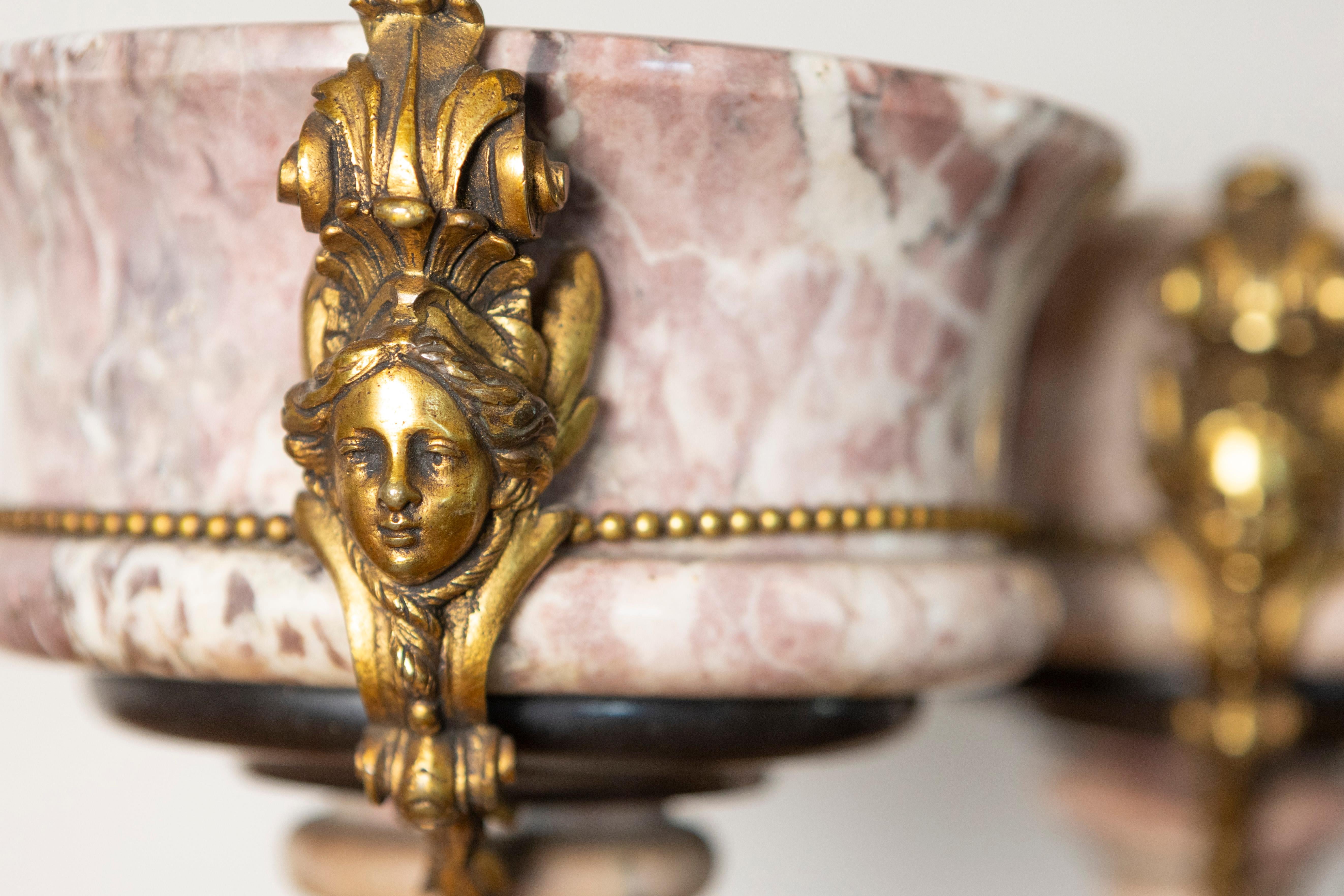 Coppia di urne neoclassiche francesi del XIX secolo in marmo e bronzo dorato in vendita 3