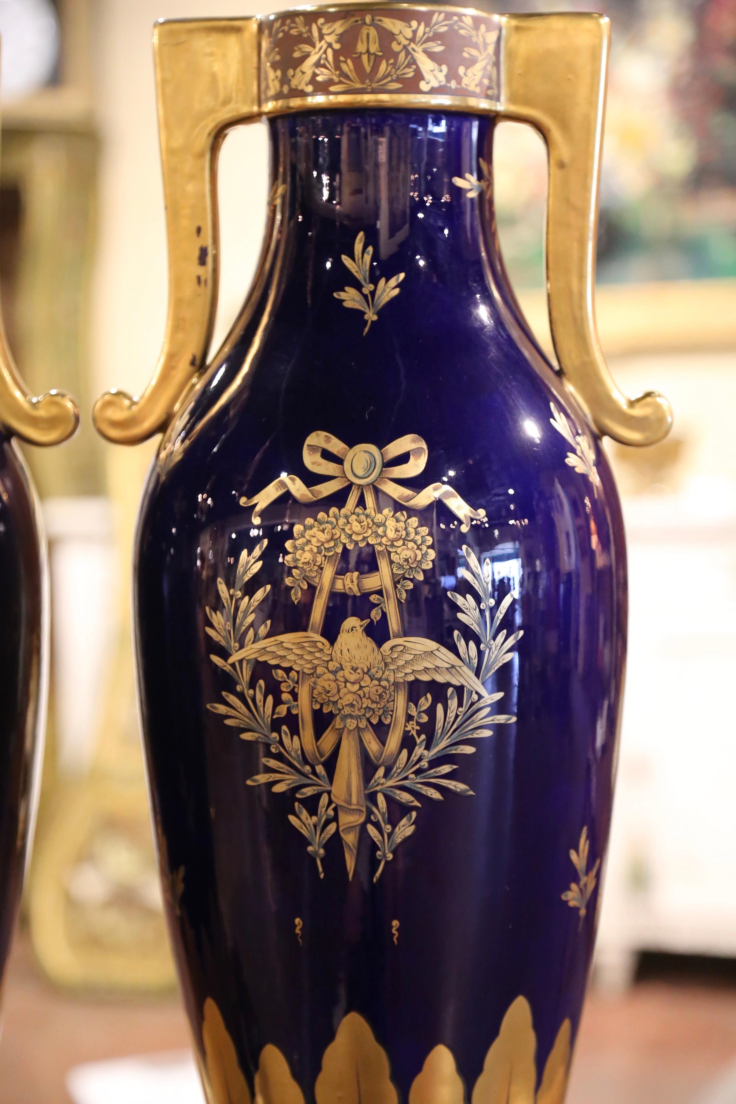 Néoclassique Paire de vases en porcelaine peinte et dorée de style néoclassique français du 19ème siècle en vente