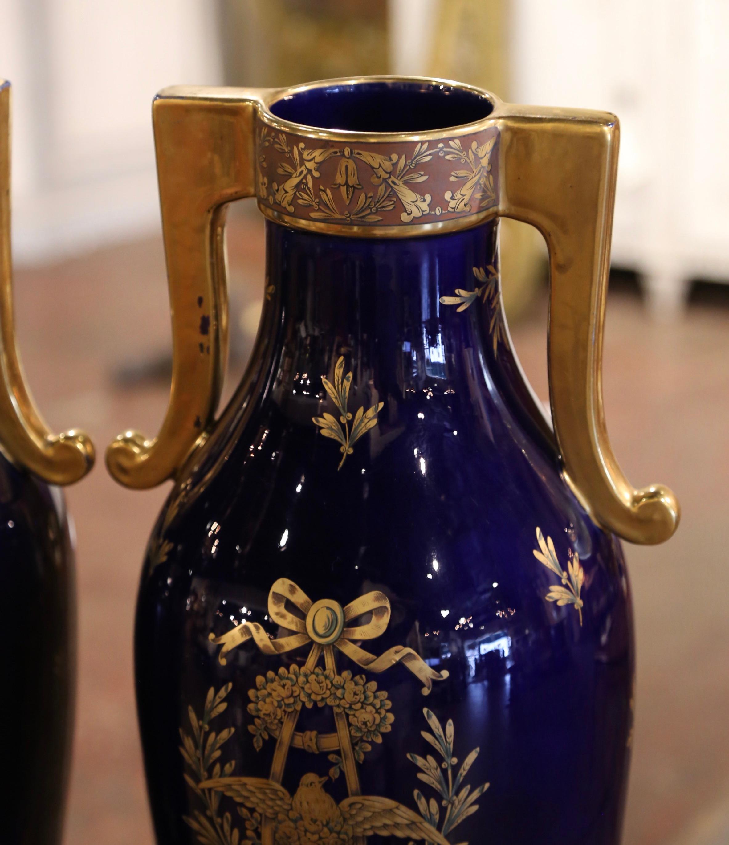 Pareja de jarrones franceses neoclásicos del siglo XIX de porcelana pintada y dorada Francés en venta