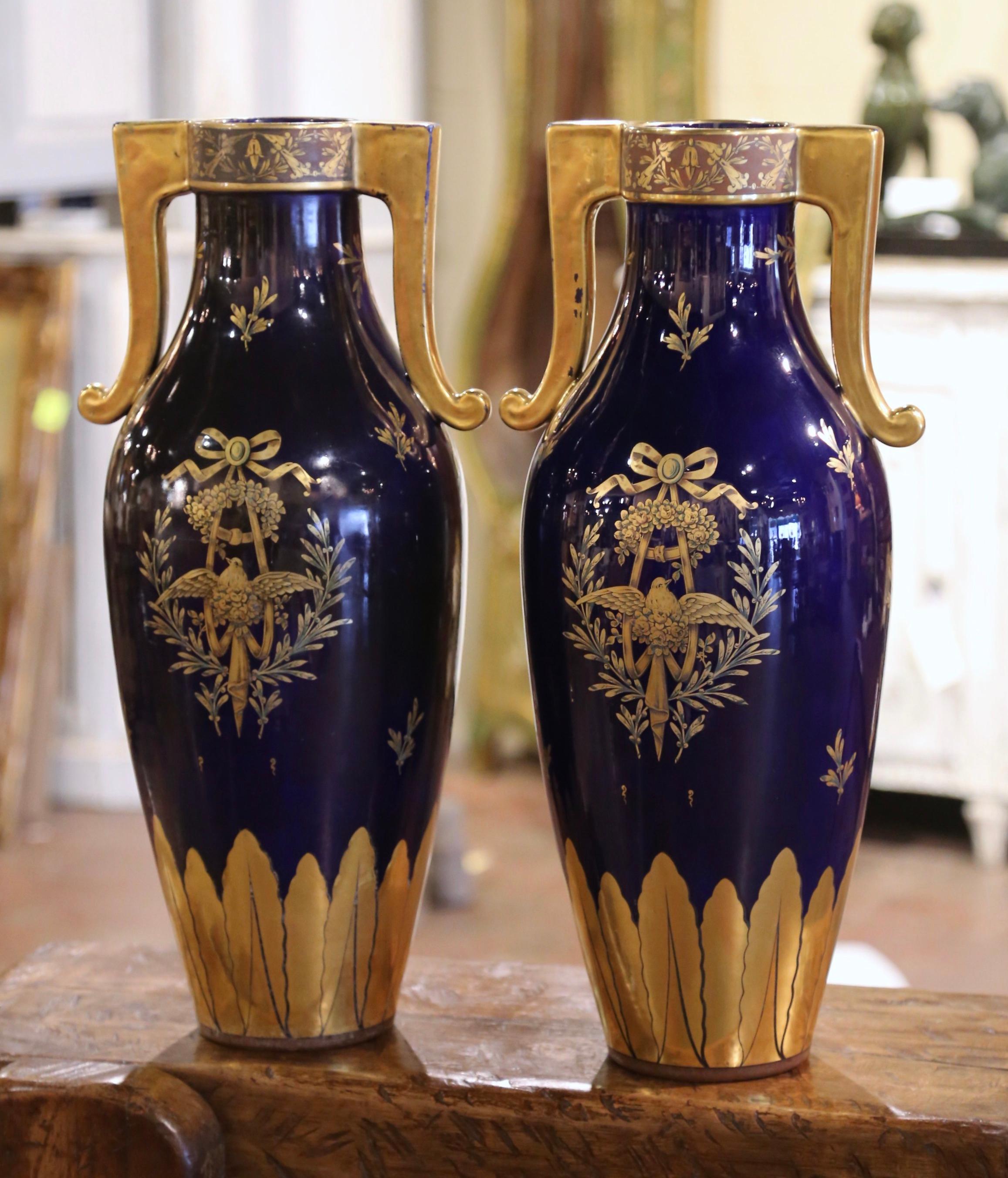 Pareja de jarrones franceses neoclásicos del siglo XIX de porcelana pintada y dorada Dorado en venta