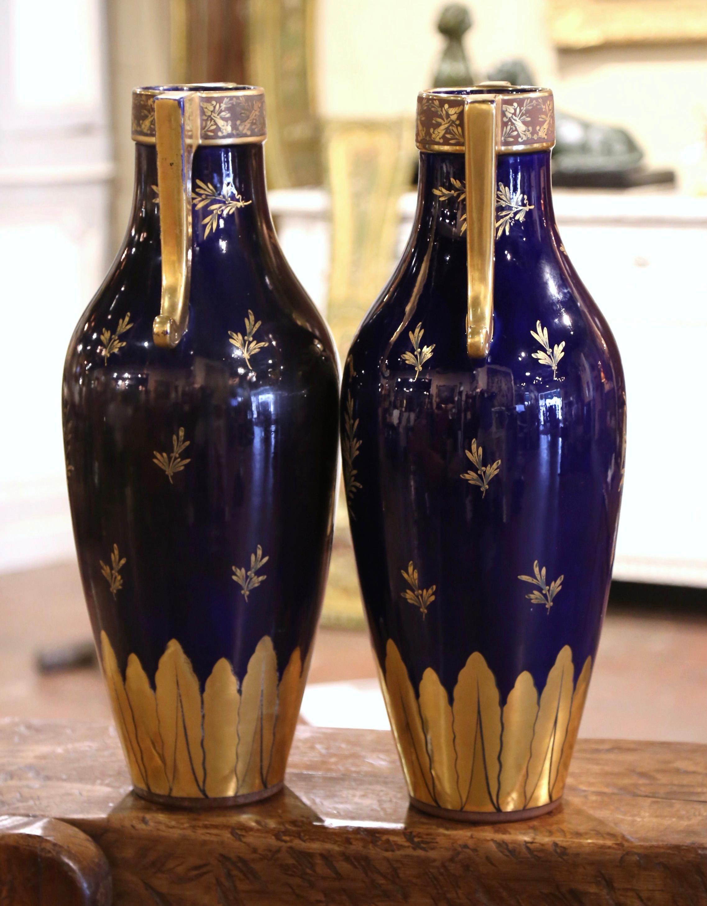 Pareja de jarrones franceses neoclásicos del siglo XIX de porcelana pintada y dorada en Excelente estado para la venta en Dallas, TX