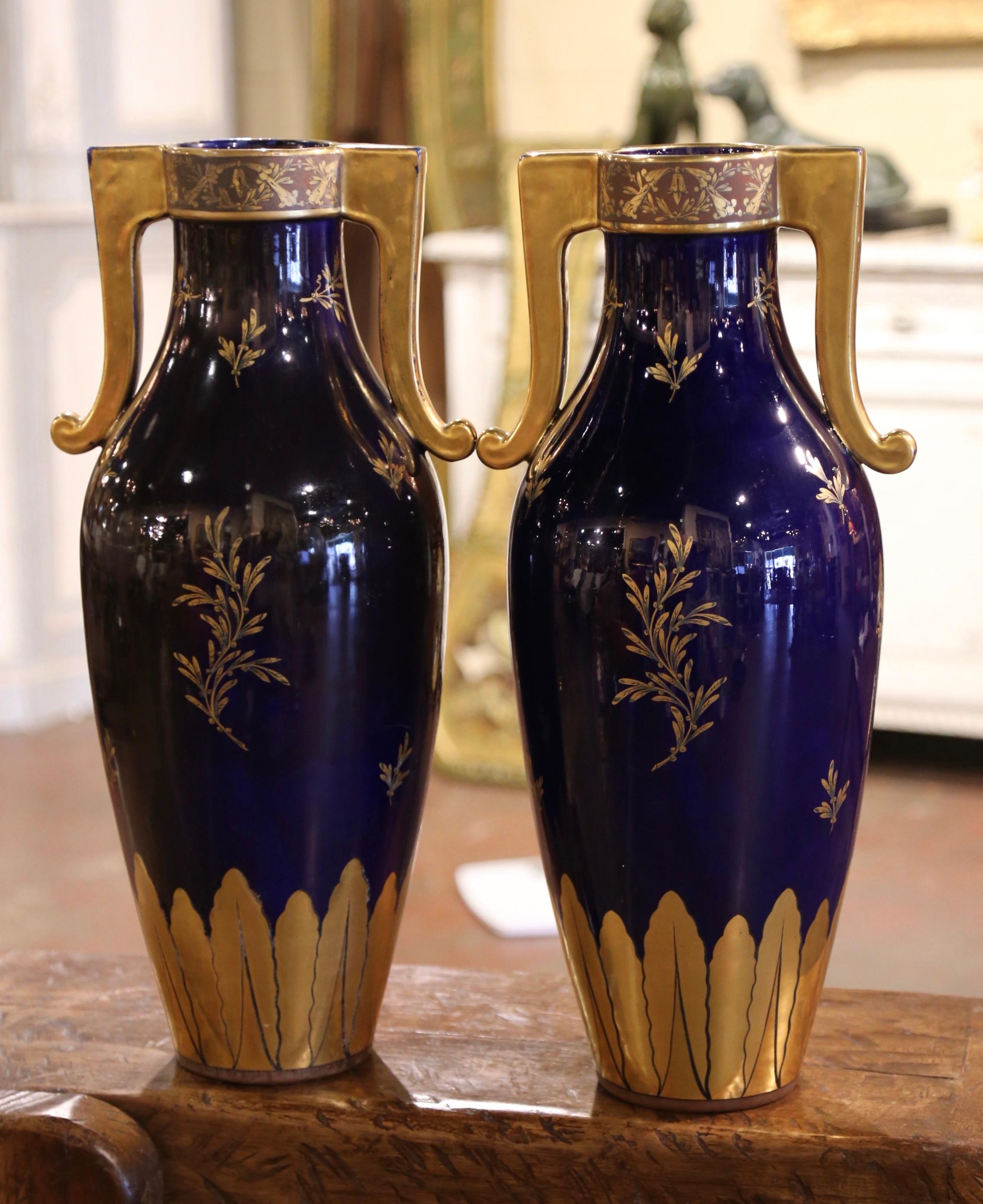 XIXe siècle Paire de vases en porcelaine peinte et dorée de style néoclassique français du 19ème siècle en vente