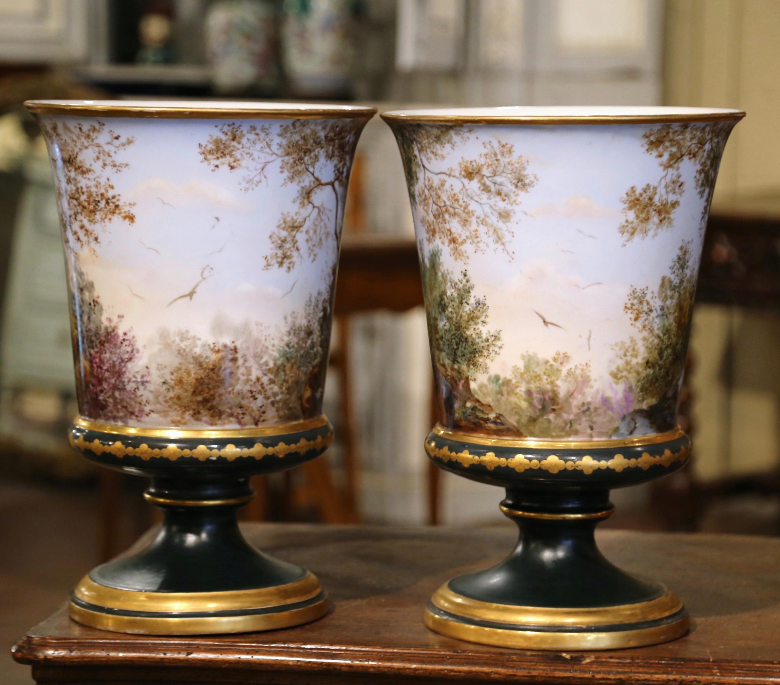 Paar französische neoklassizistische bemalte und vergoldete emaillierte Porzellanvasen des 19. Jahrhunderts im Angebot 4