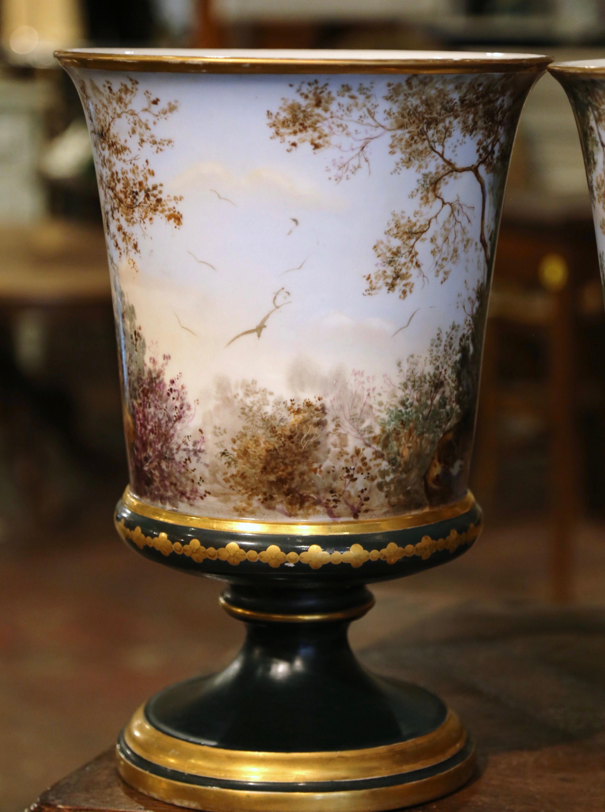 Paire de vases néoclassiques français du 19ème siècle en porcelaine peinte et émaillée dorée en vente 3