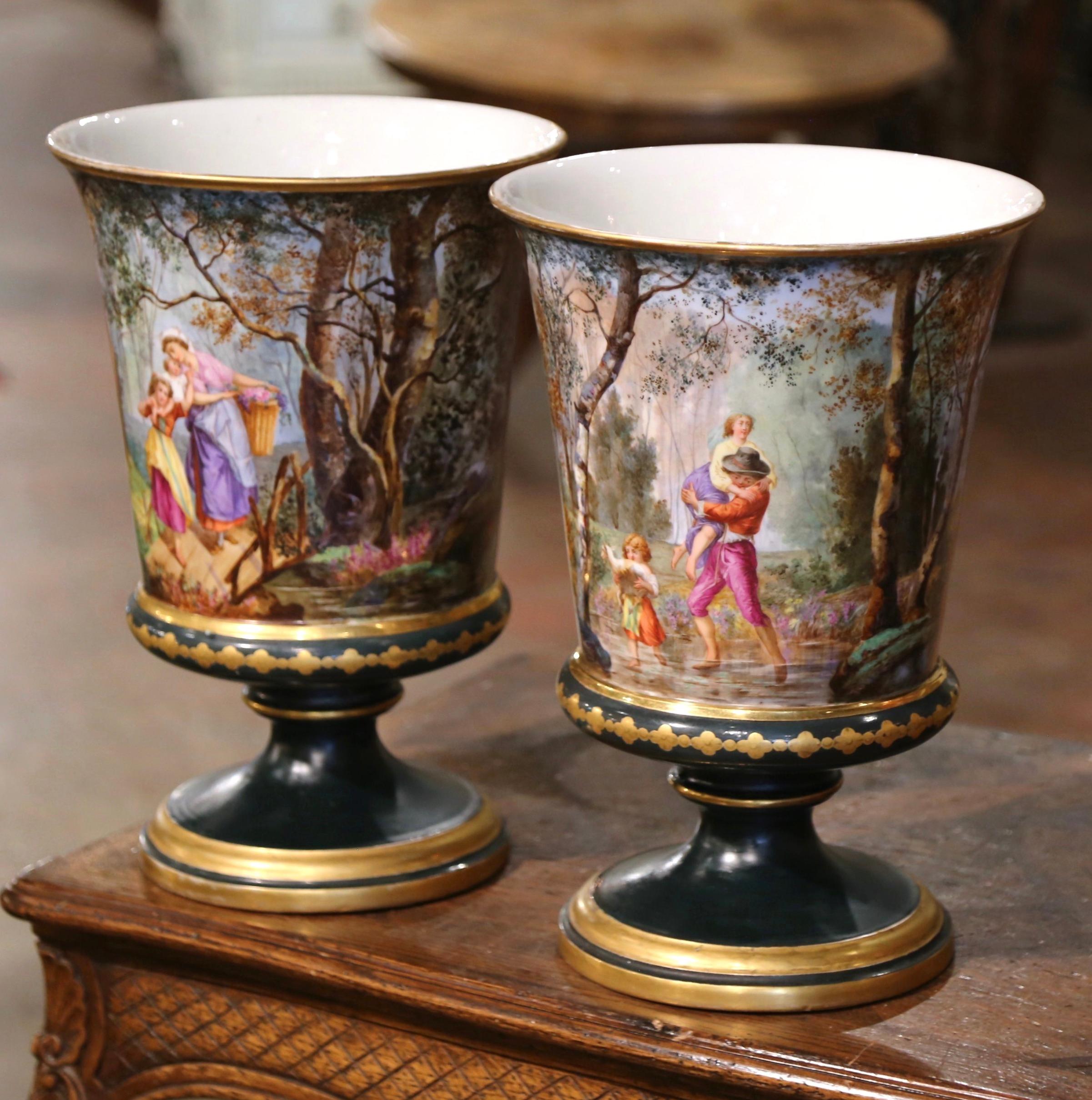 Dekorieren Sie einen Kaminsims, eine Konsole oder ein Buffet mit diesem bunten Paar antiker Vasen. Die hohen Gefäße wurden um 1870 in Frankreich handgefertigt und der Manufaktur Porcelain de Paris zugeschrieben. Sie stehen auf einem runden Sockel,