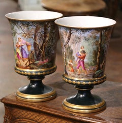 Pareja de jarrones franceses neoclásicos del siglo XIX de porcelana esmaltada pintada y dorada