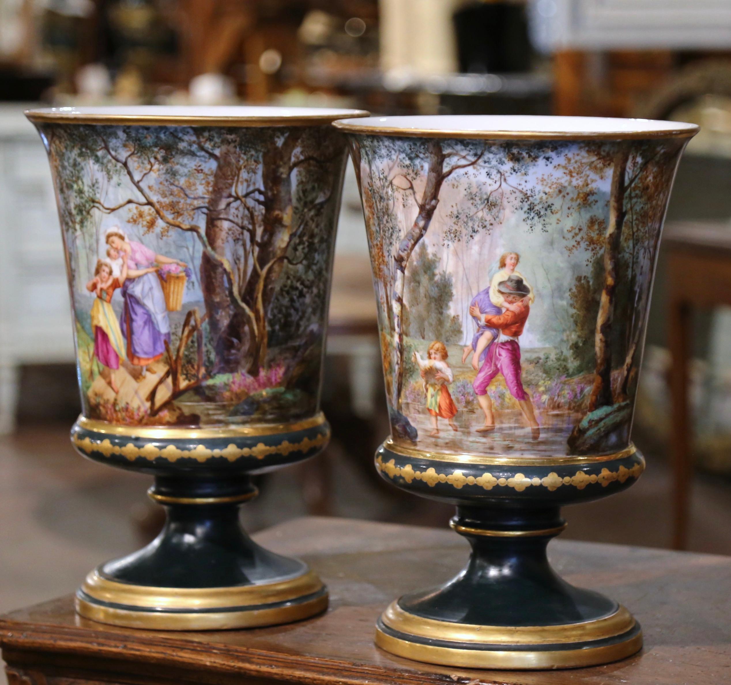 Paar französische neoklassizistische bemalte und vergoldete emaillierte Porzellanvasen des 19. Jahrhunderts (Neoklassisch) im Angebot