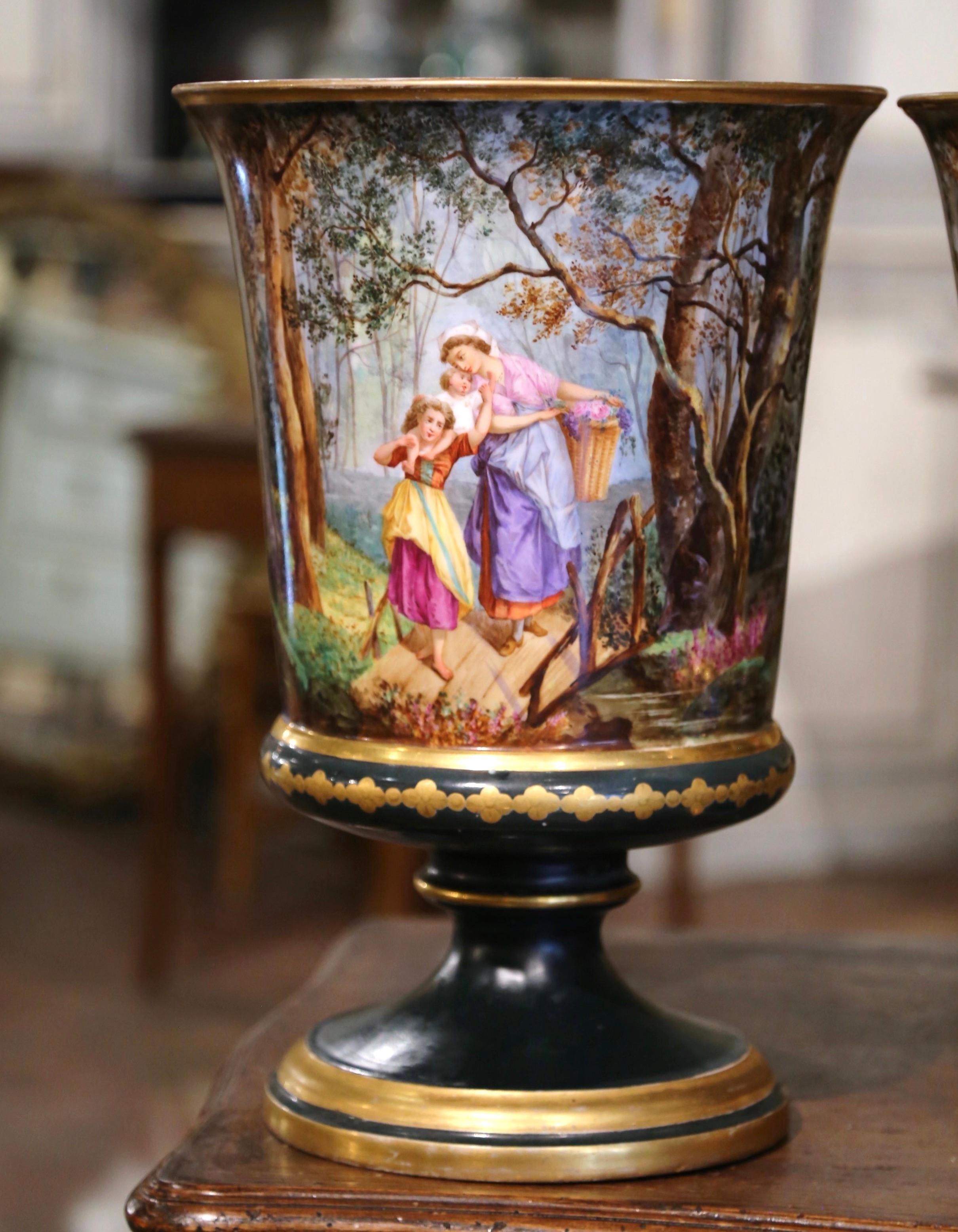 Paar französische neoklassizistische bemalte und vergoldete emaillierte Porzellanvasen des 19. Jahrhunderts (Französisch) im Angebot