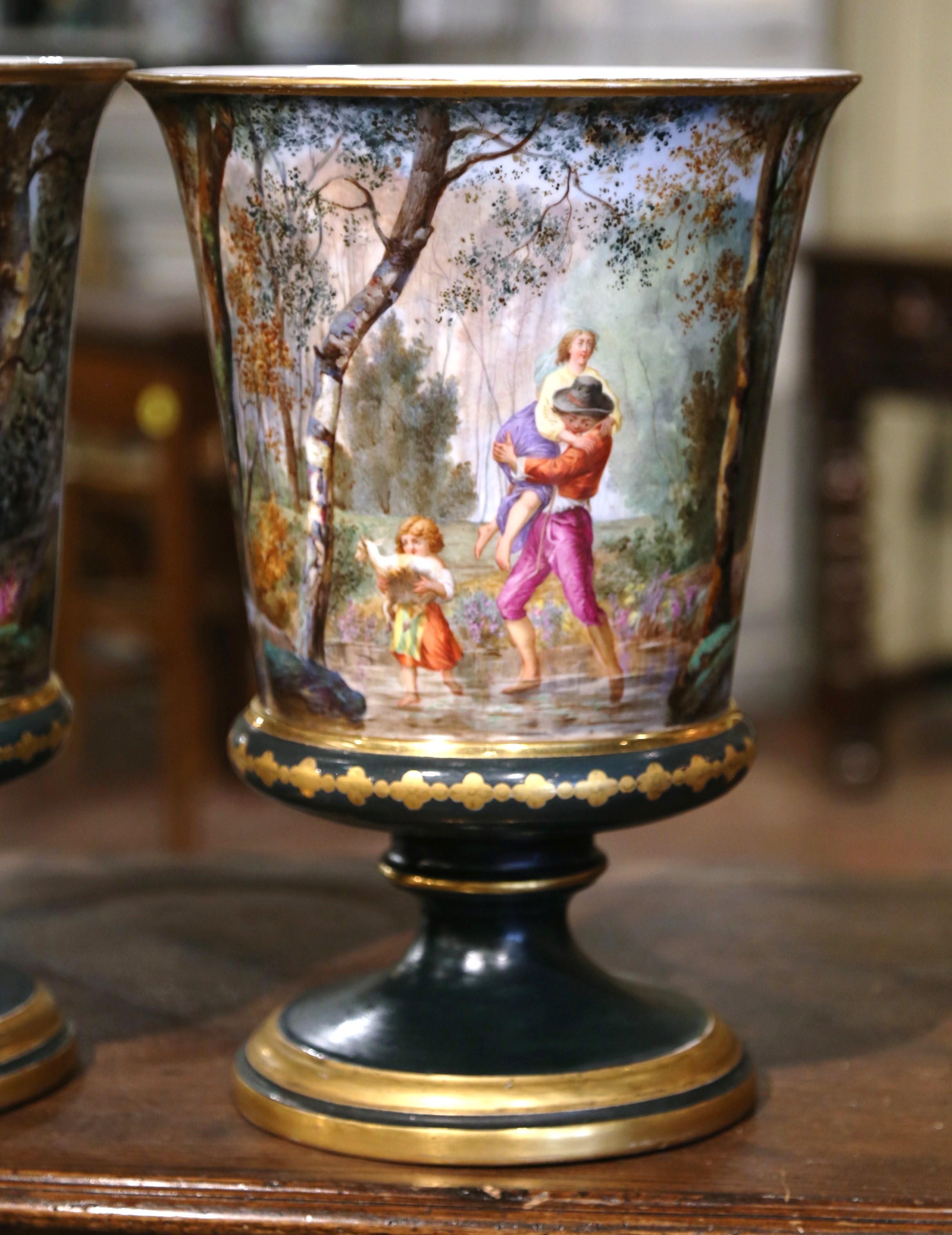 Doré Paire de vases néoclassiques français du 19ème siècle en porcelaine peinte et émaillée dorée en vente