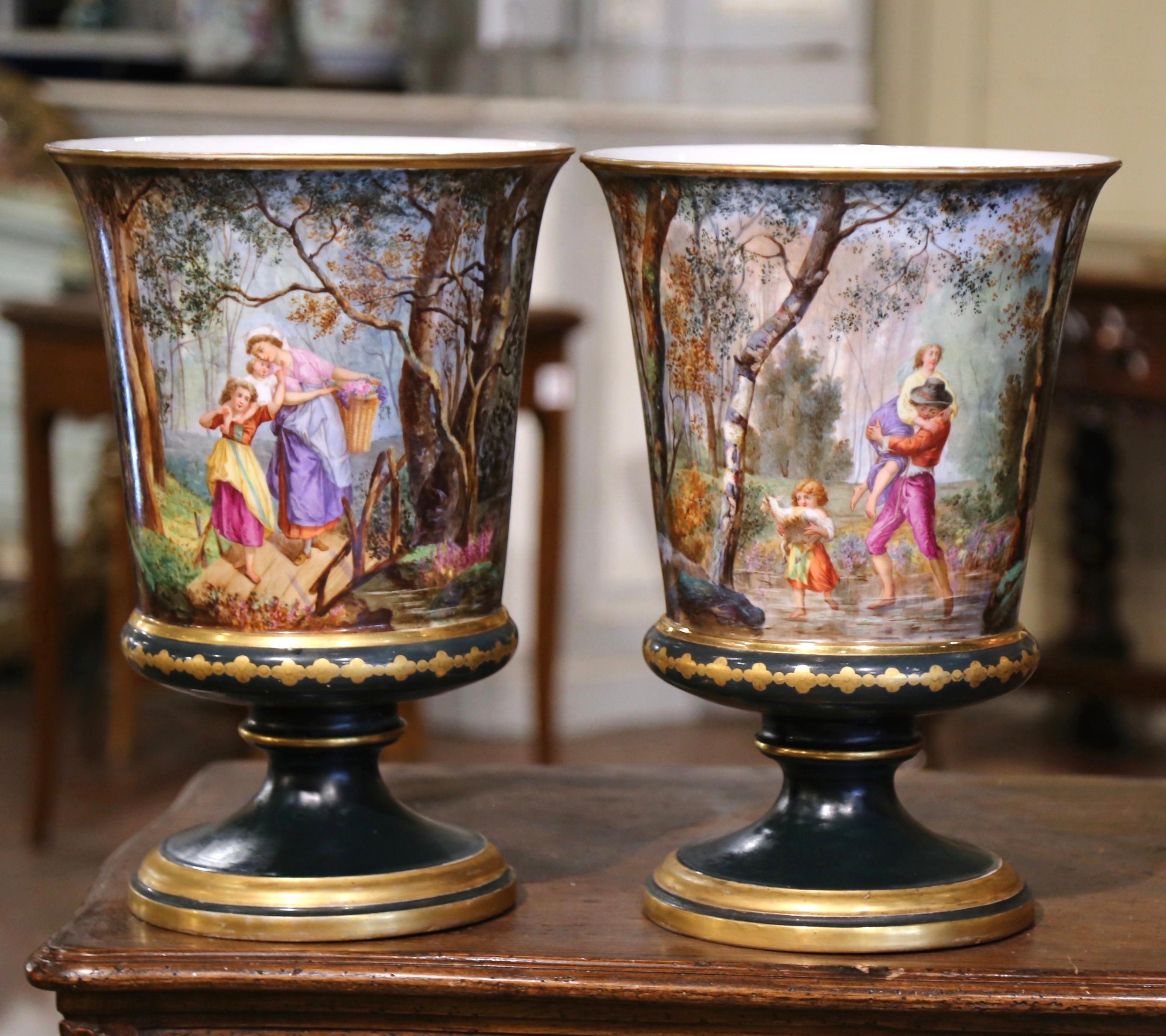 Paar französische neoklassizistische bemalte und vergoldete emaillierte Porzellanvasen des 19. Jahrhunderts im Zustand „Hervorragend“ im Angebot in Dallas, TX