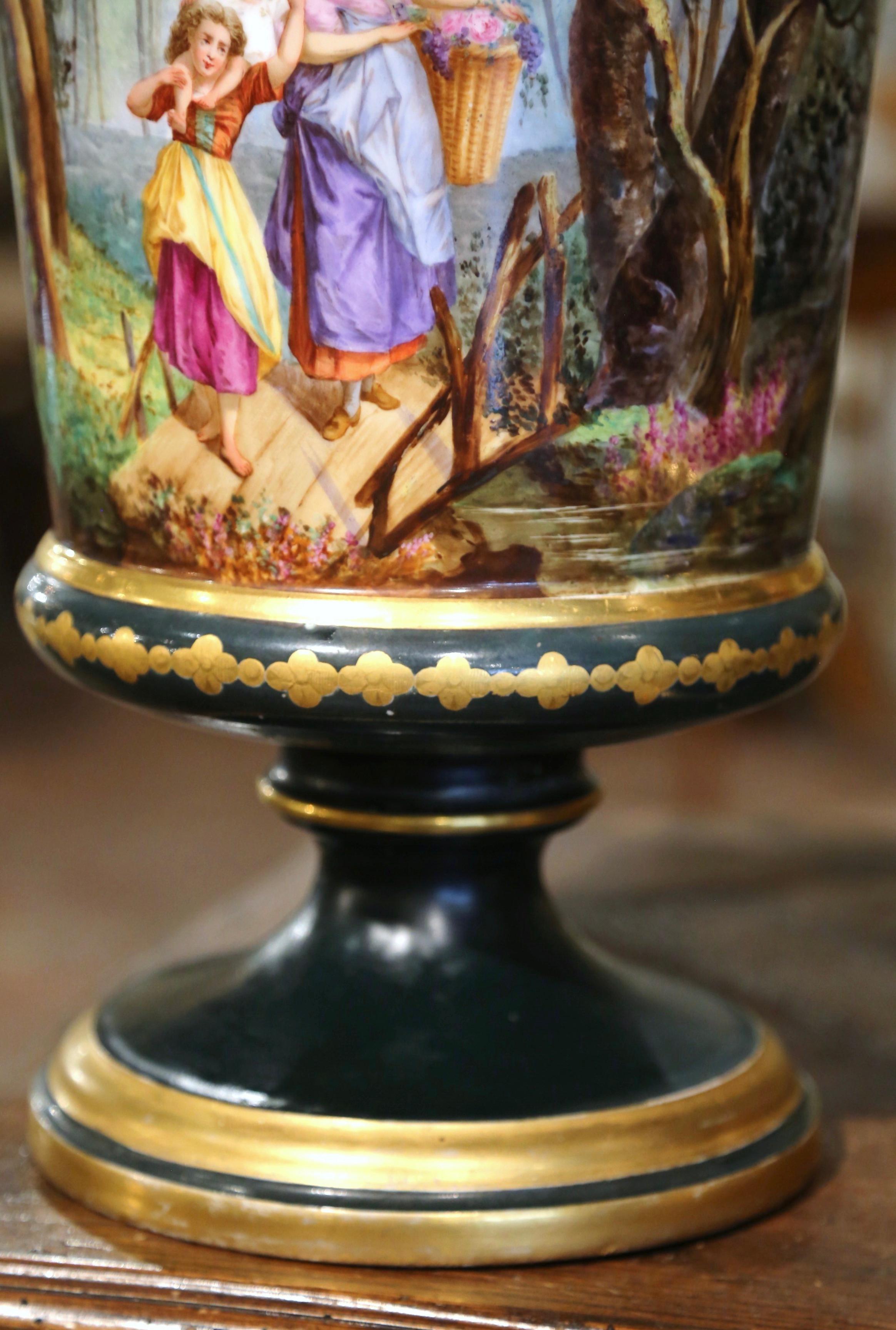 Paar französische neoklassizistische bemalte und vergoldete emaillierte Porzellanvasen des 19. Jahrhunderts im Angebot 2