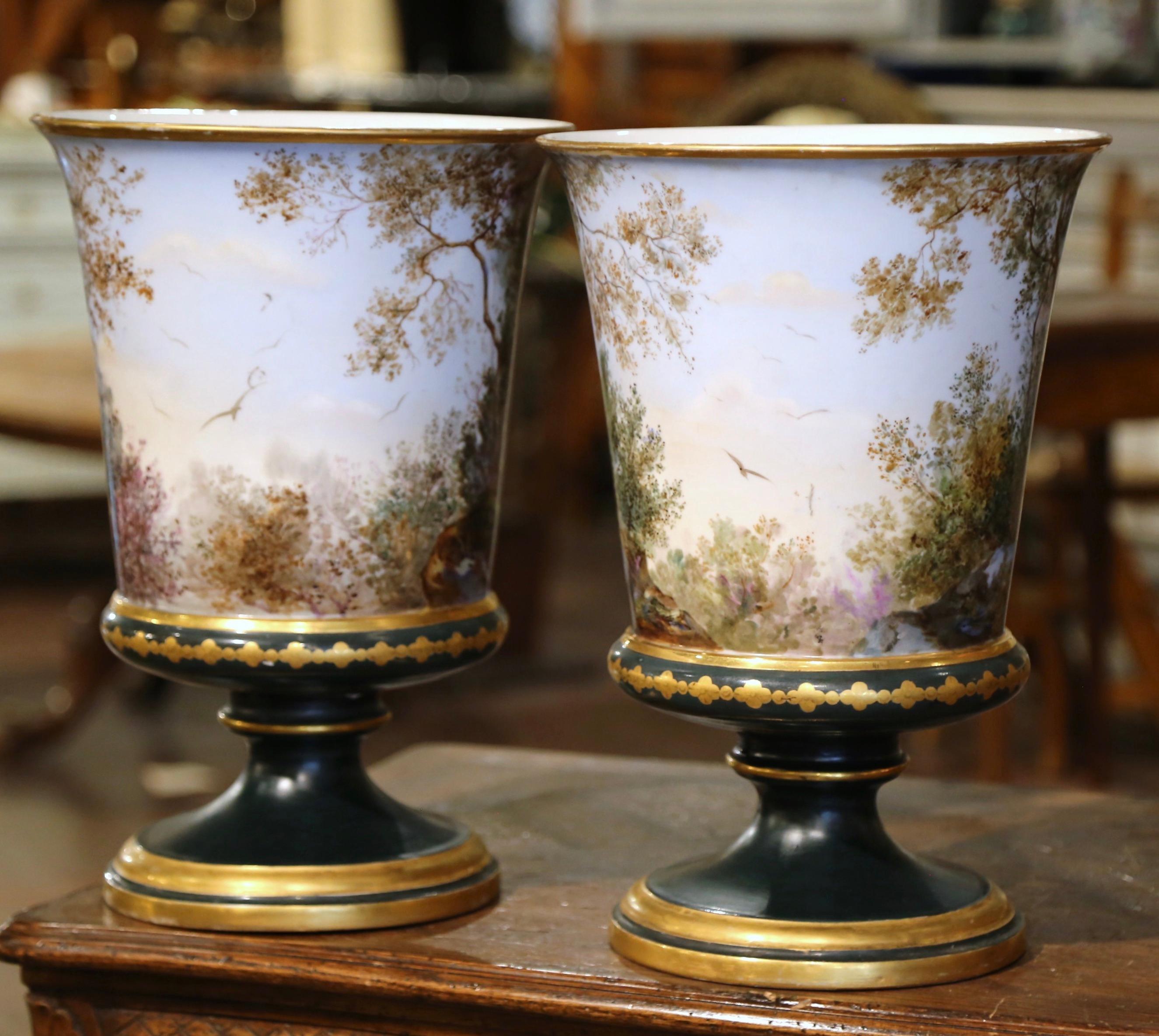 Paire de vases néoclassiques français du 19ème siècle en porcelaine peinte et émaillée dorée en vente 1