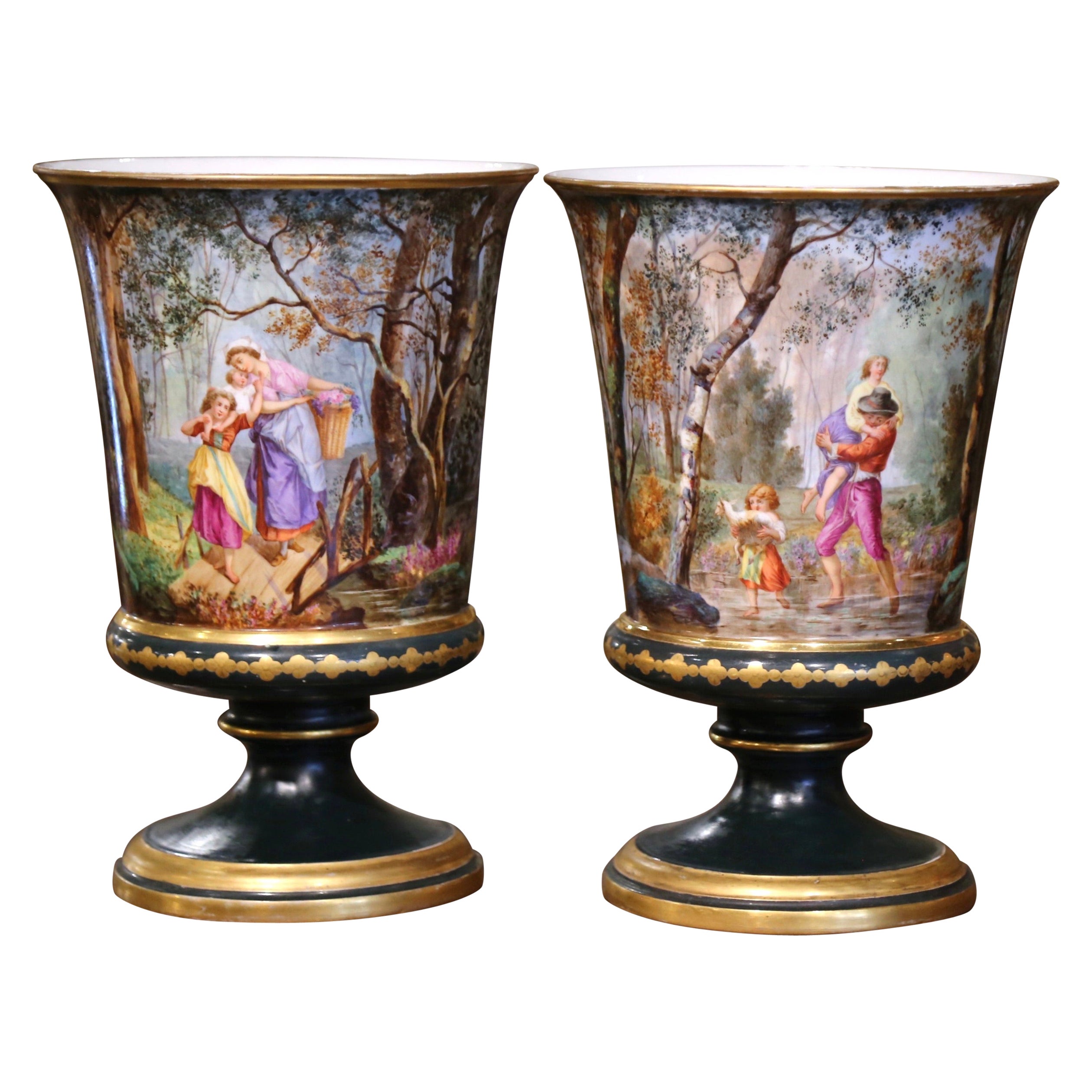 Pareja de jarrones franceses neoclásicos del siglo XIX de porcelana esmaltada pintada y dorada