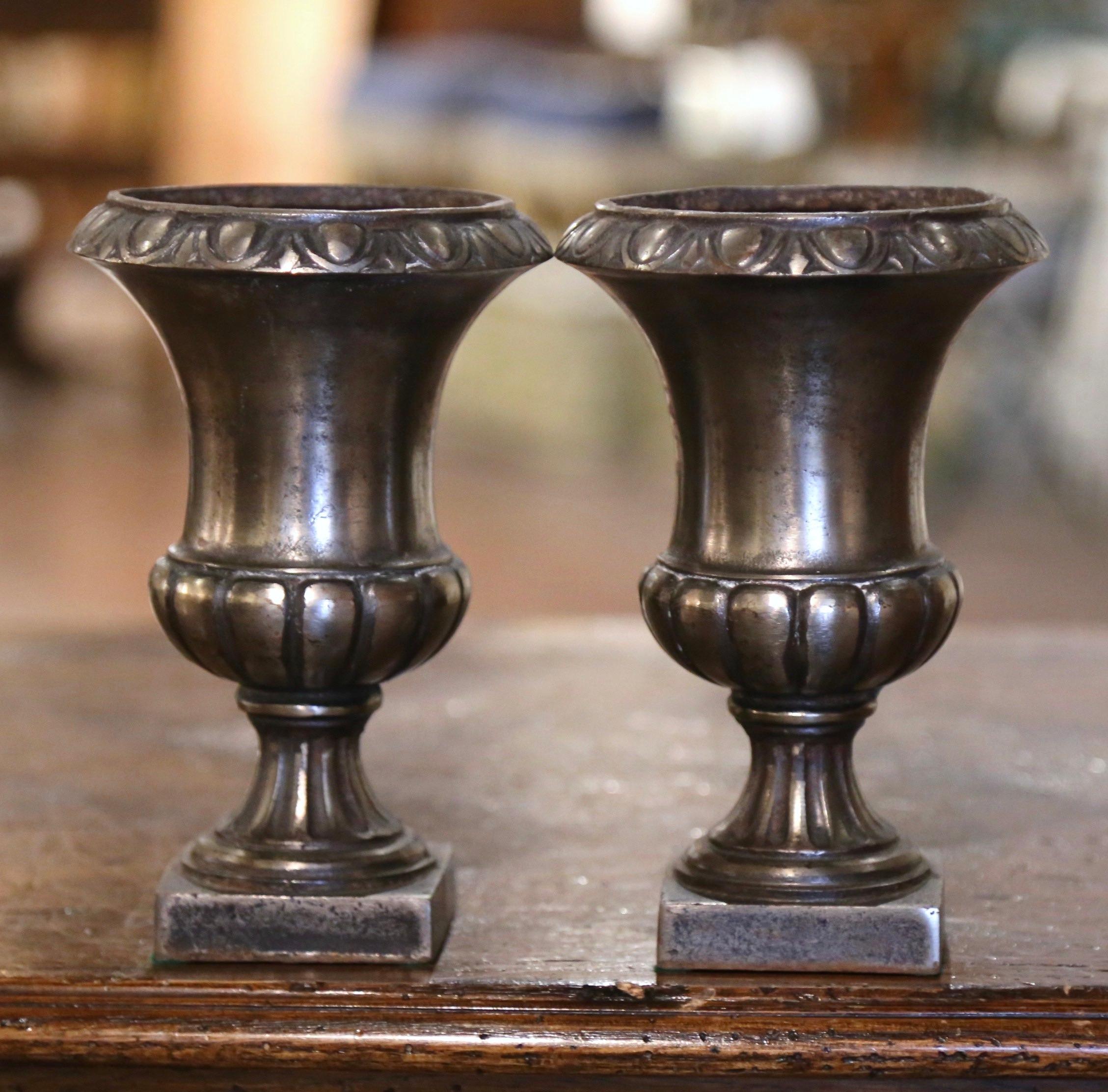 Paar französische neoklassizistische Urnen aus poliertem Eisen in Campana-Form aus dem 19. Jahrhundert (Französisch) im Angebot