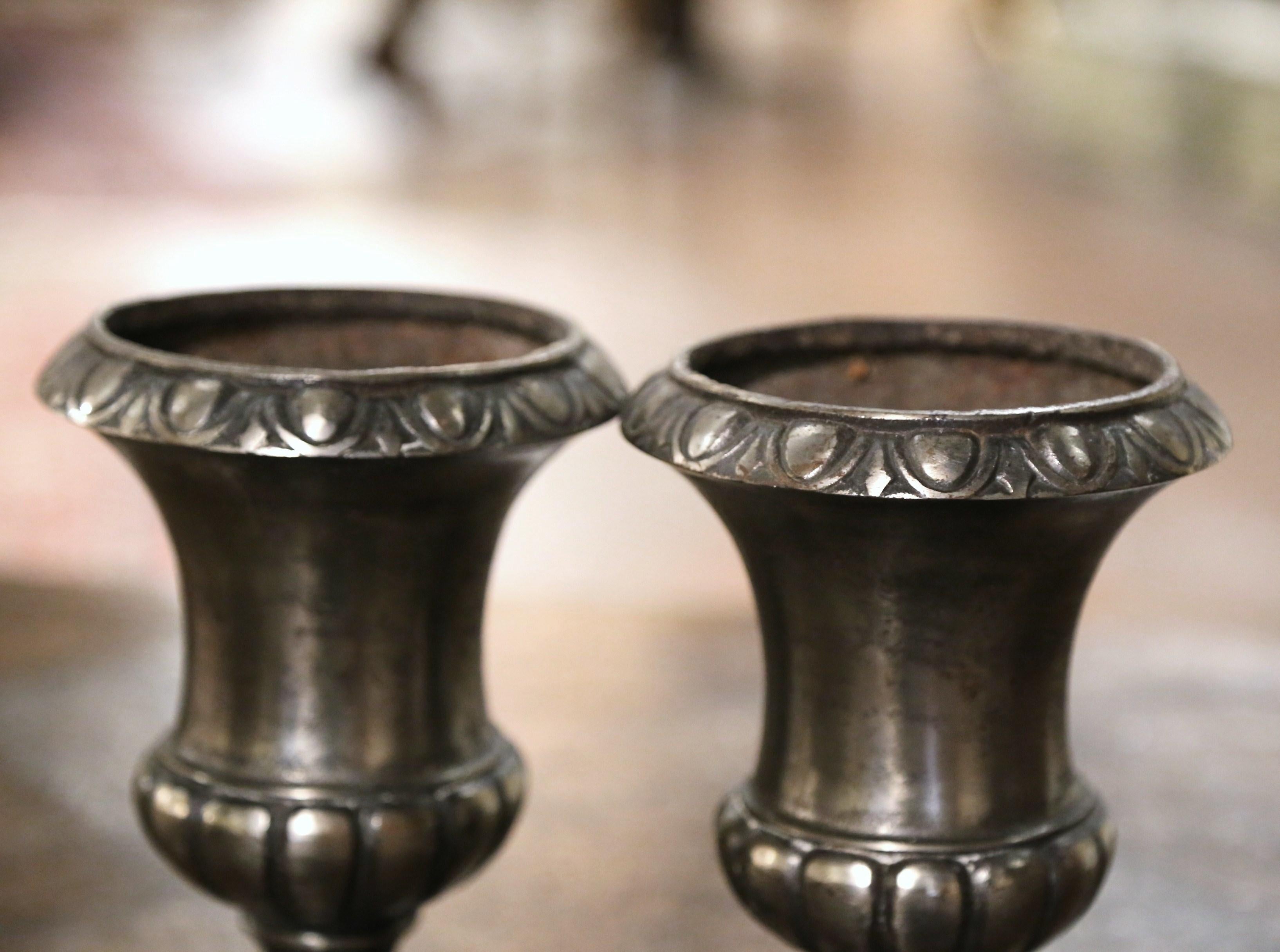Paar französische neoklassizistische Urnen aus poliertem Eisen in Campana-Form aus dem 19. Jahrhundert (Handgefertigt) im Angebot