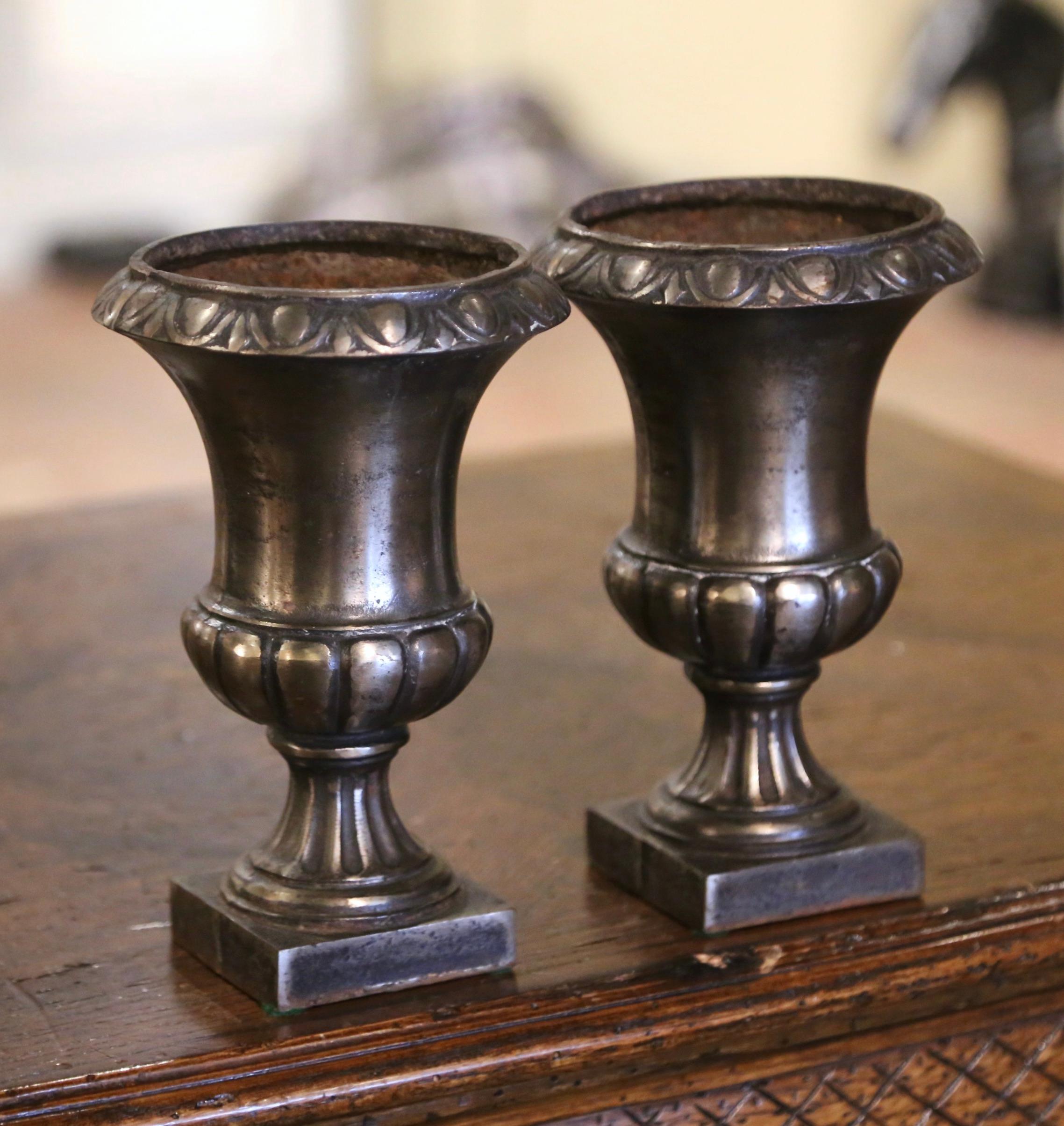 Paar französische neoklassizistische Urnen aus poliertem Eisen in Campana-Form aus dem 19. Jahrhundert im Zustand „Hervorragend“ im Angebot in Dallas, TX