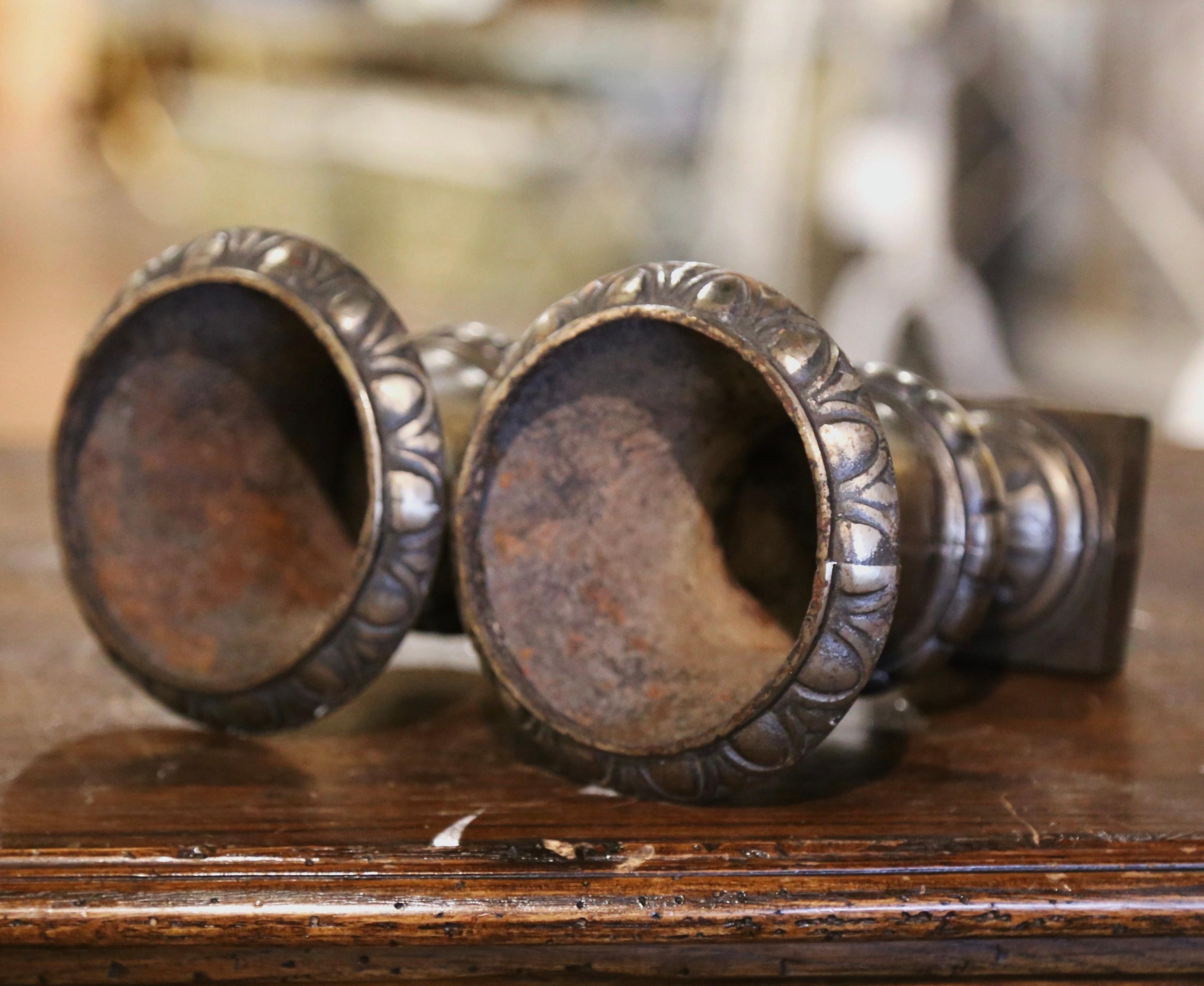 Paar französische neoklassizistische Urnen aus poliertem Eisen in Campana-Form aus dem 19. Jahrhundert im Angebot 1