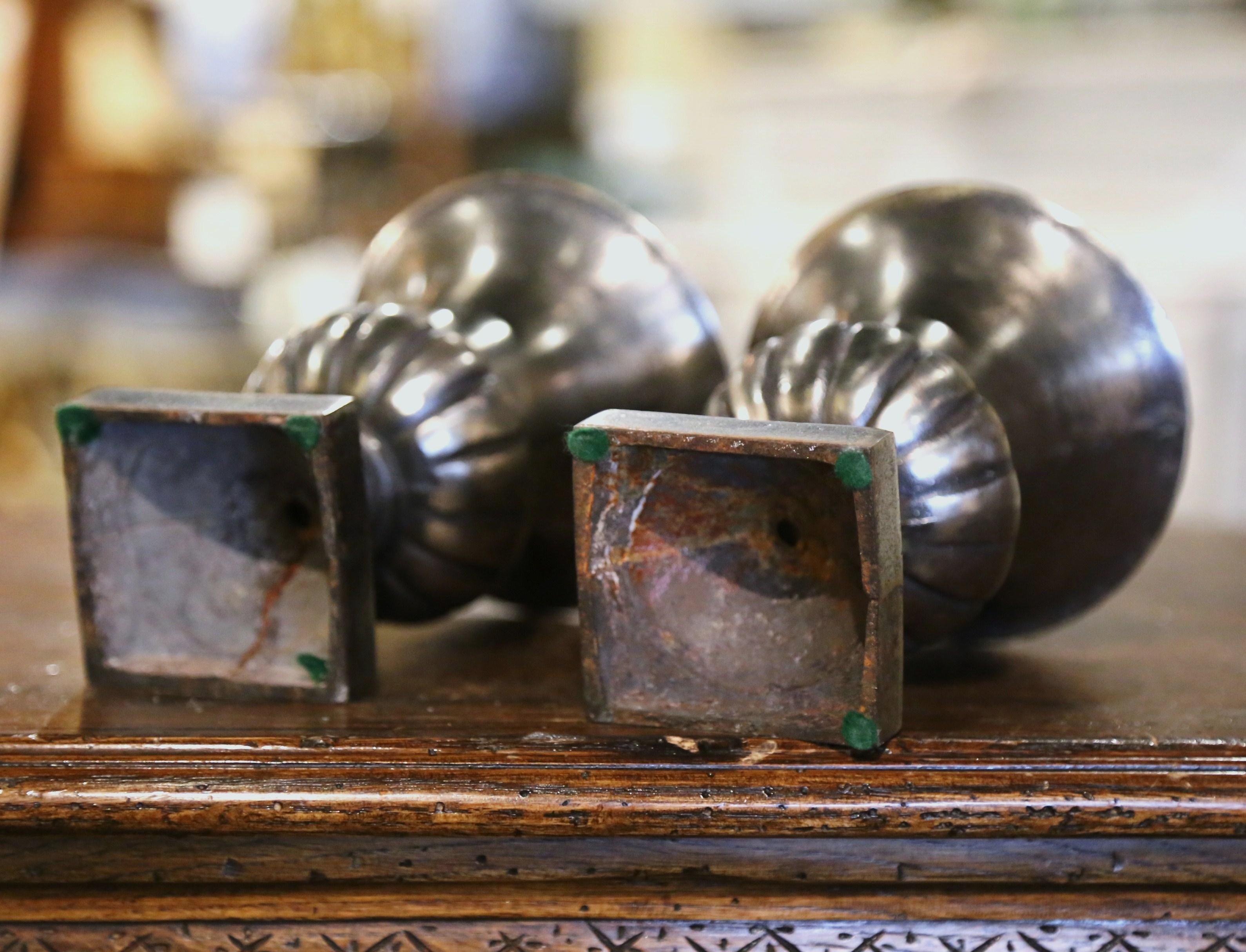 Paar französische neoklassizistische Urnen aus poliertem Eisen in Campana-Form aus dem 19. Jahrhundert im Angebot 2