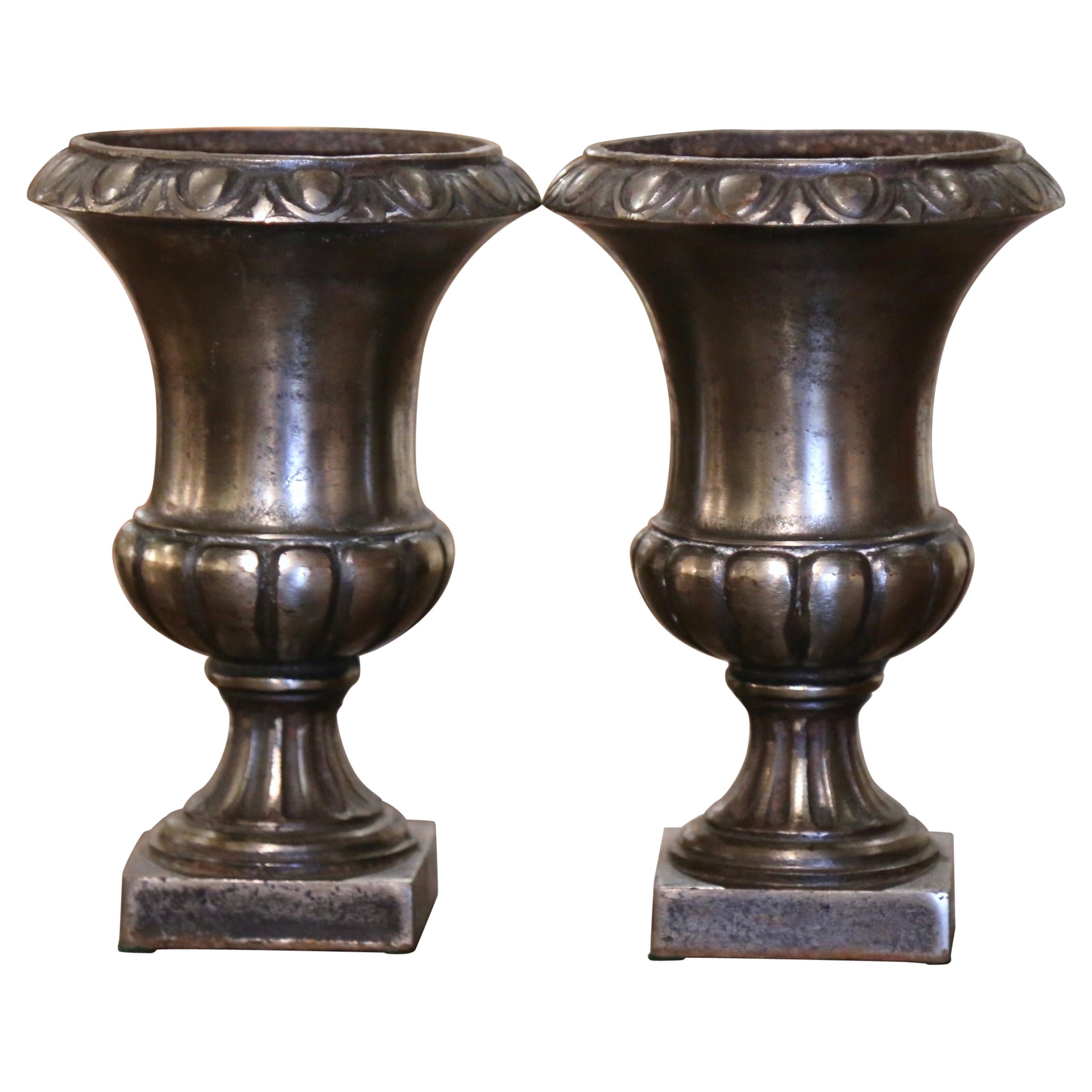 Paire d'urnes néoclassiques françaises en fer poli en forme de campane du 19ème siècle en vente