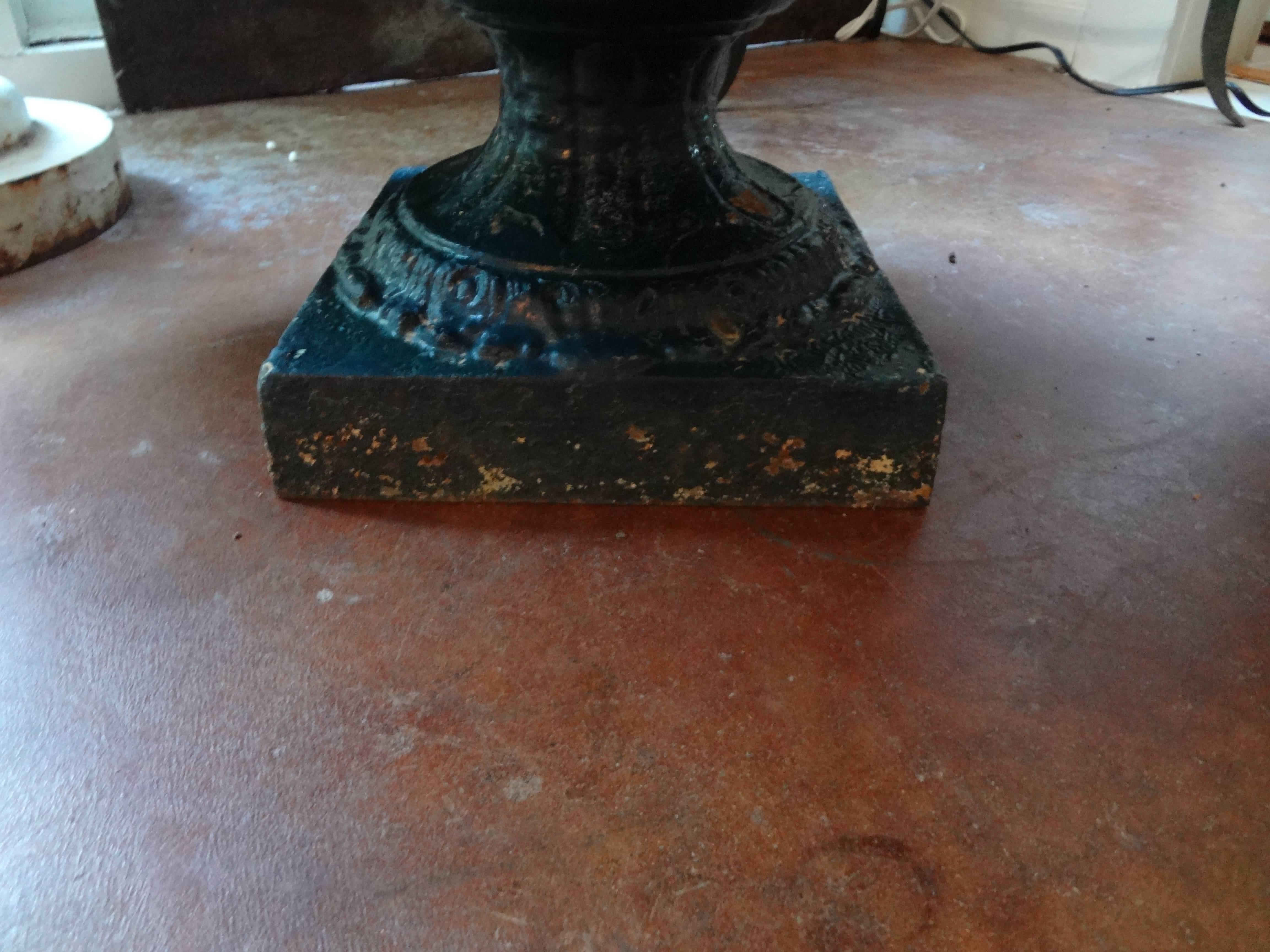 Pair of 19th Century French Neoclassical Medici Style Cast Iron Garden Urns In Good Condition In Houston, TX