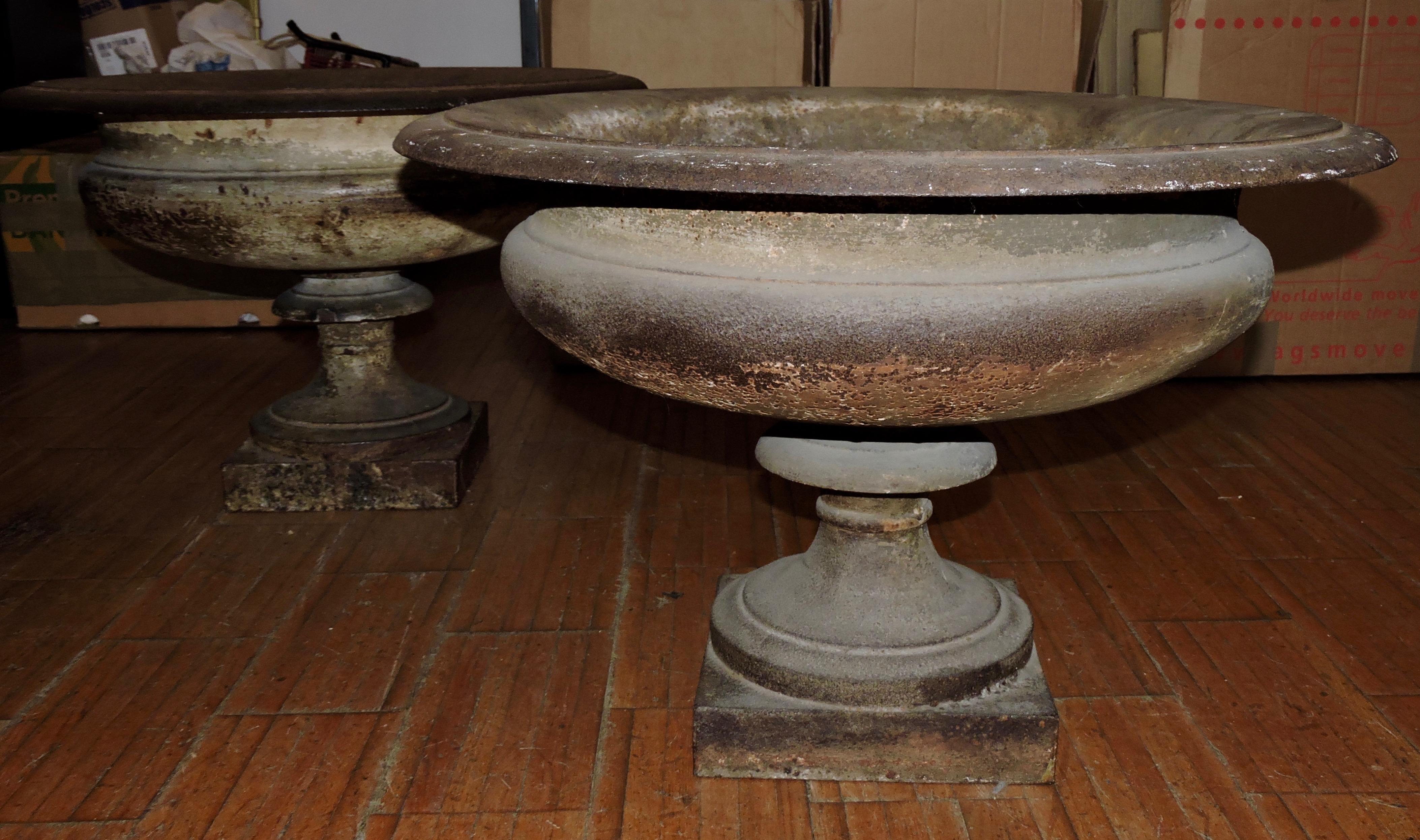 Pair of 19th Century French Neoclassical Style Cast Iron Garden Urns Planters In Good Condition In Saint-Ouen, FR