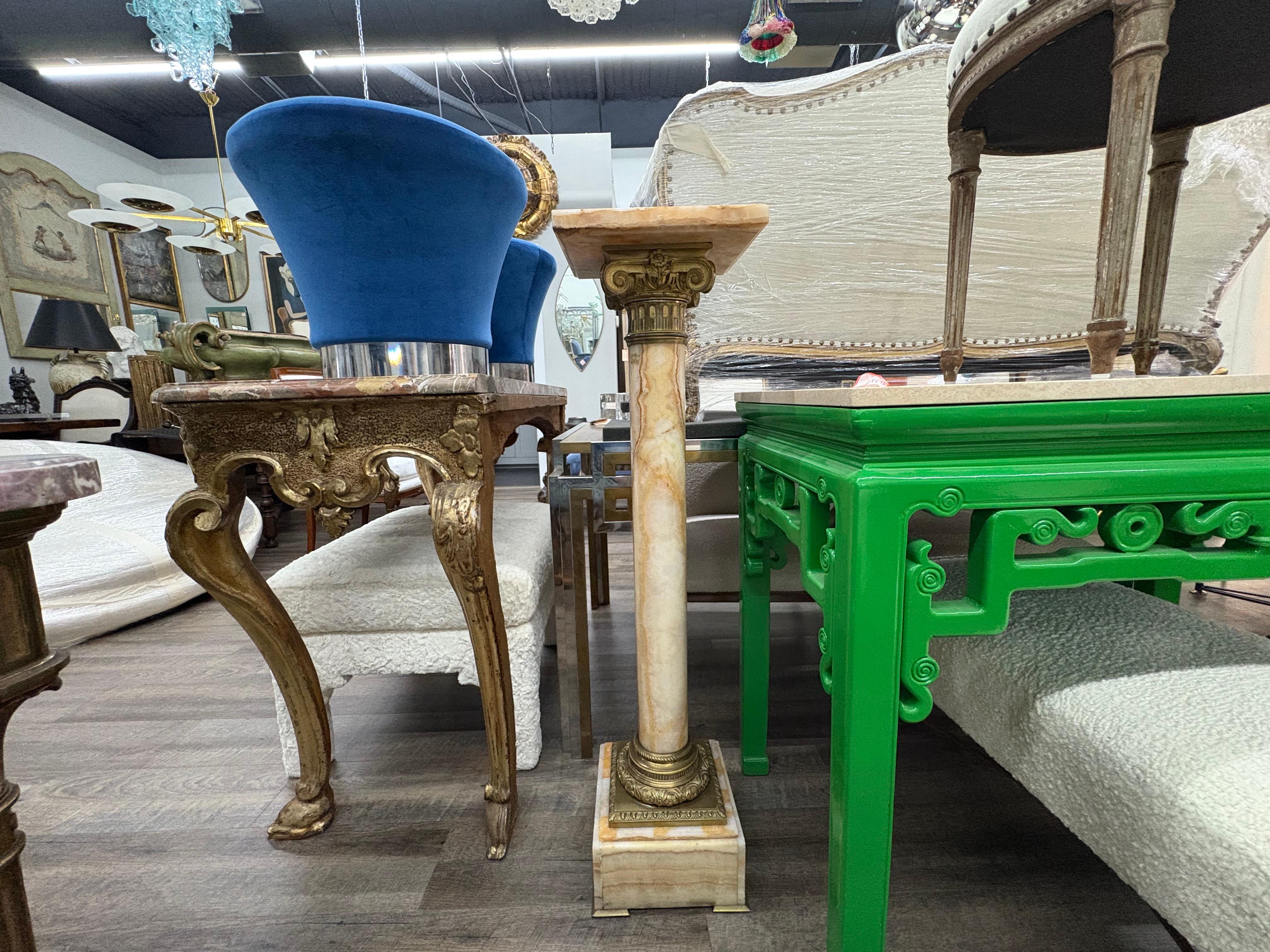 Coppia di piedistalli in marmo e bronzo in stile neoclassico francese del XIX secolo.
In offerta una coppia di antichi piedistalli francesi in stile Luigi XVI in marmo e colonna ionica in bronzo.
Questi piedistalli in stile neoclassico sono perfetti