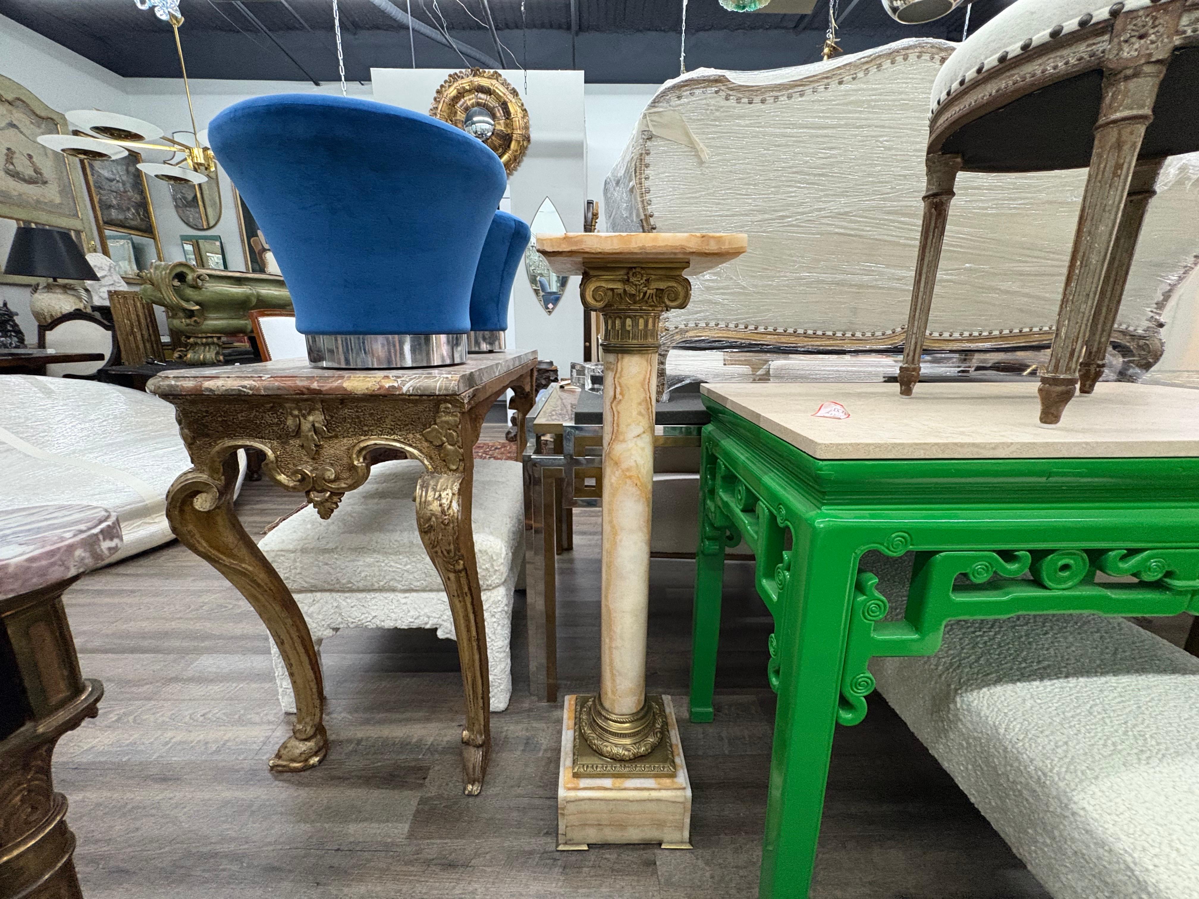 Neoclassico Coppia di piedistalli in marmo e bronzo in stile neoclassico francese del XIX secolo in vendita