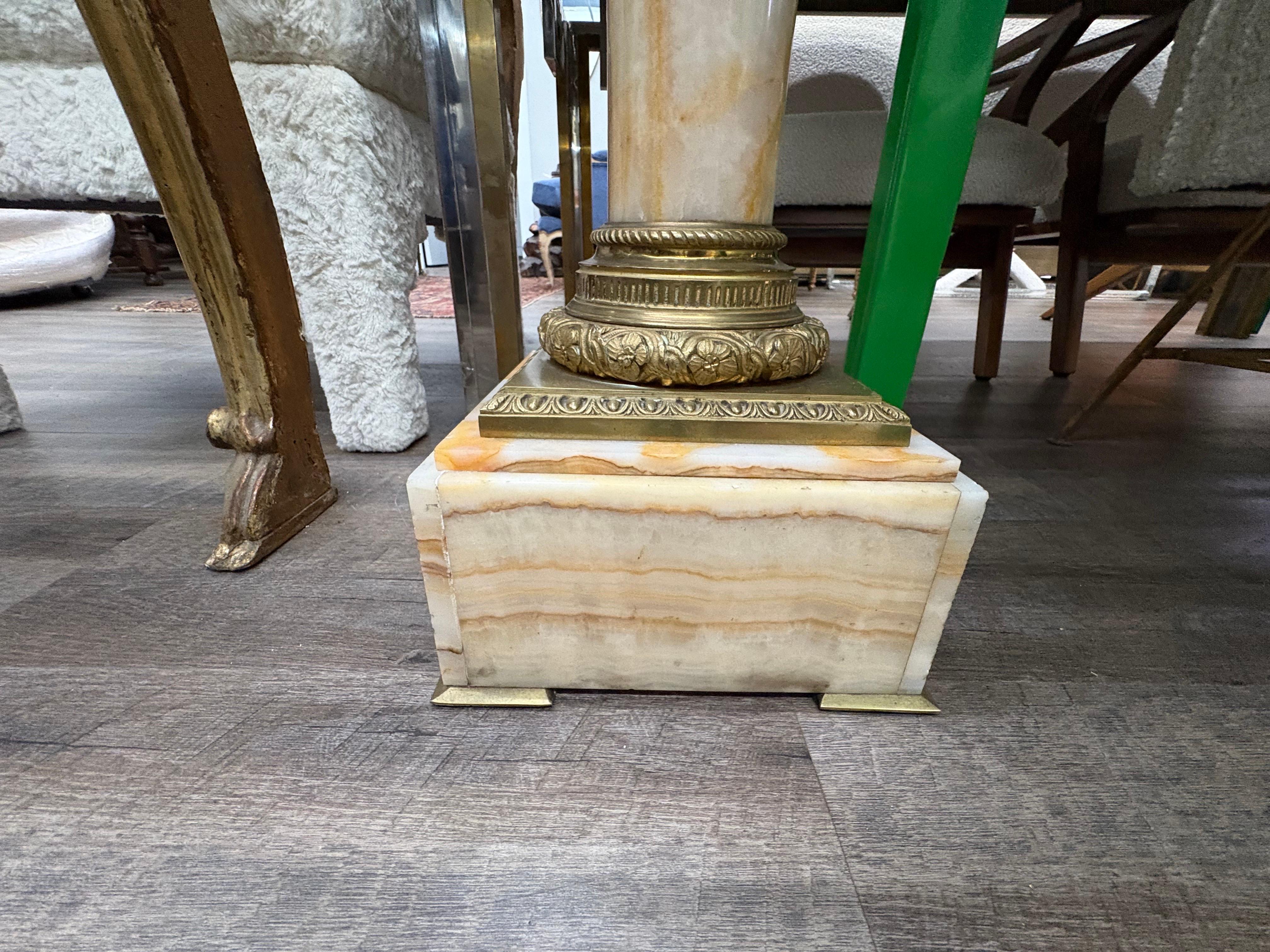 Francese Coppia di piedistalli in marmo e bronzo in stile neoclassico francese del XIX secolo in vendita