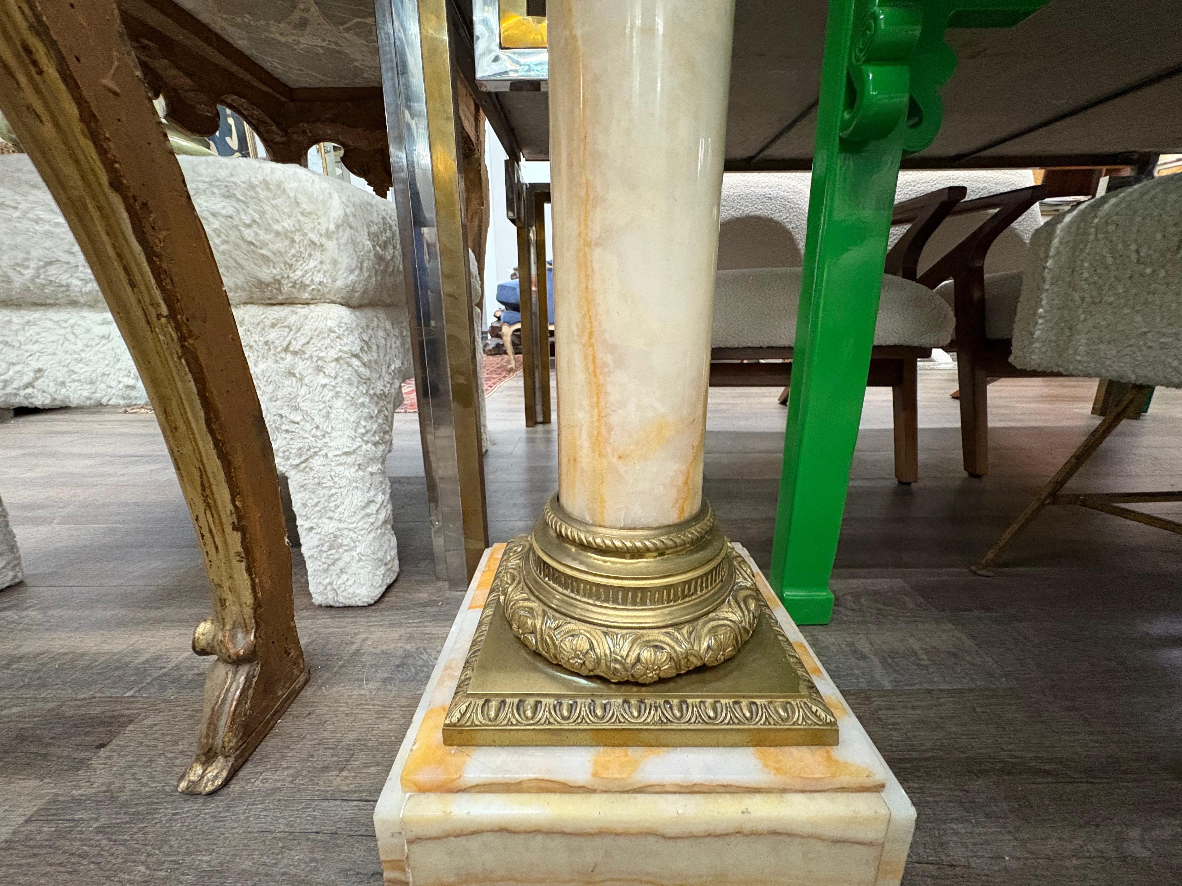 Coppia di piedistalli in marmo e bronzo in stile neoclassico francese del XIX secolo In condizioni buone in vendita a Houston, TX