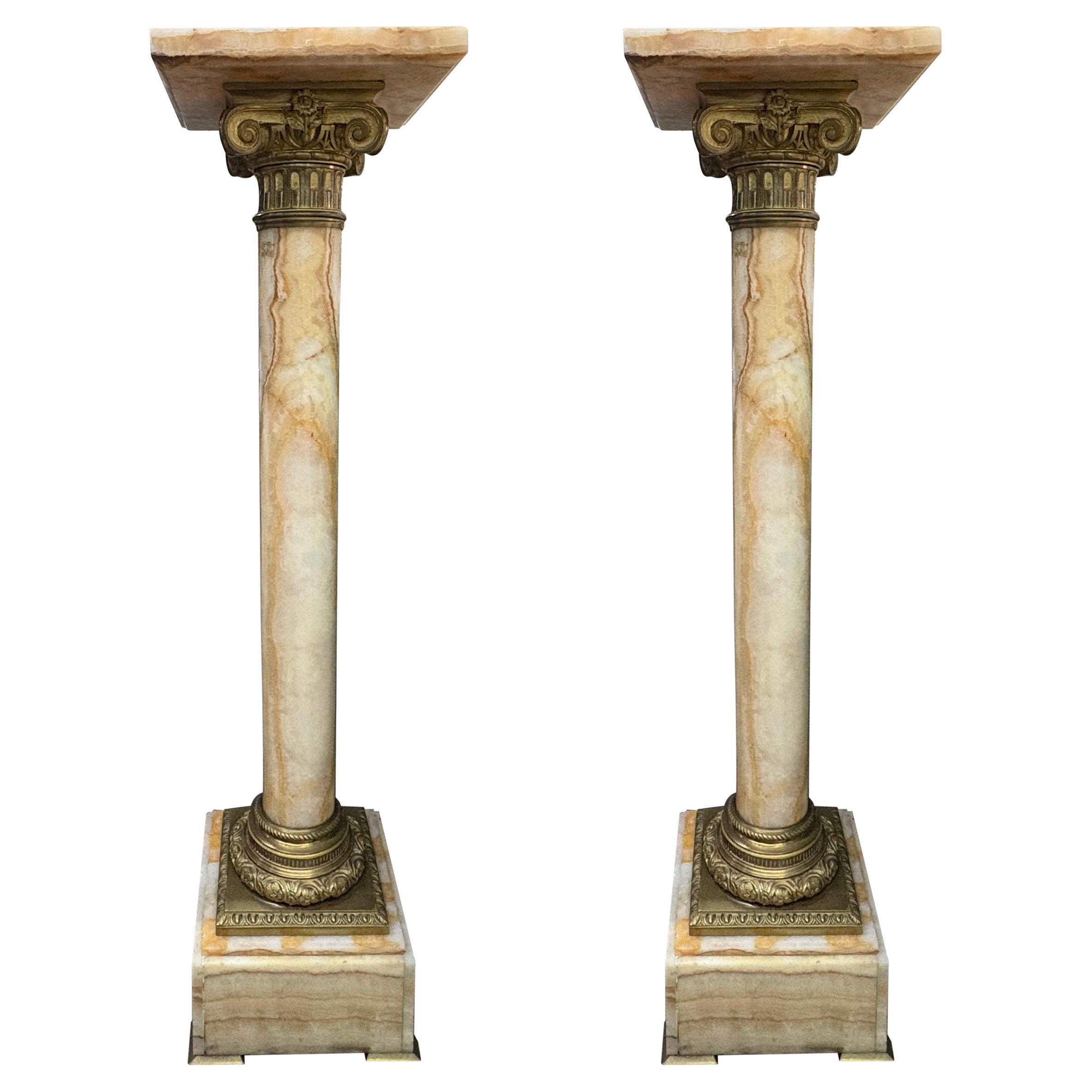 Coppia di piedistalli in marmo e bronzo in stile neoclassico francese del XIX secolo in vendita