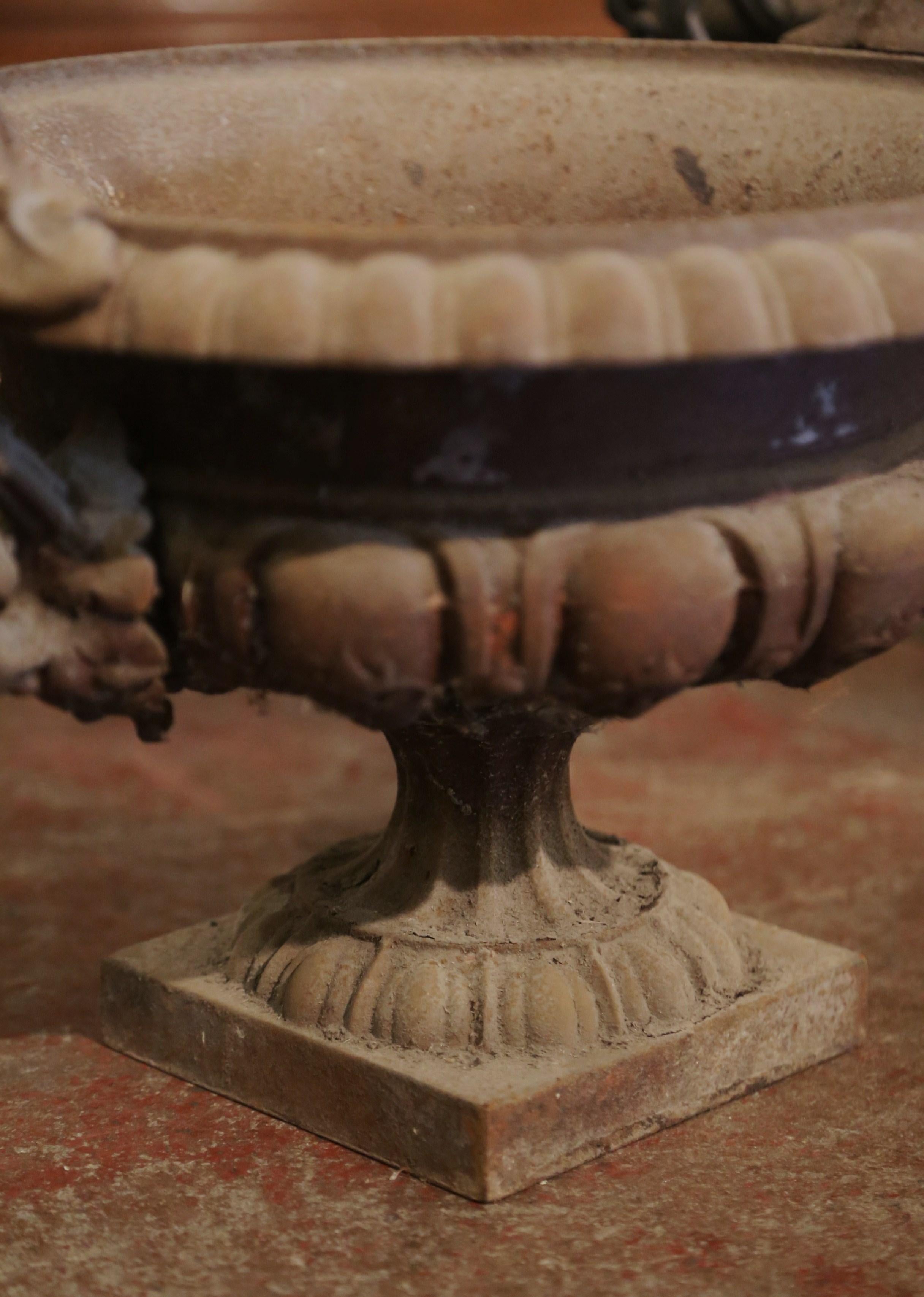Fer Paire de jardinières néoclassiques françaises en fer vieilli du 19ème siècle en forme d'urne en vente