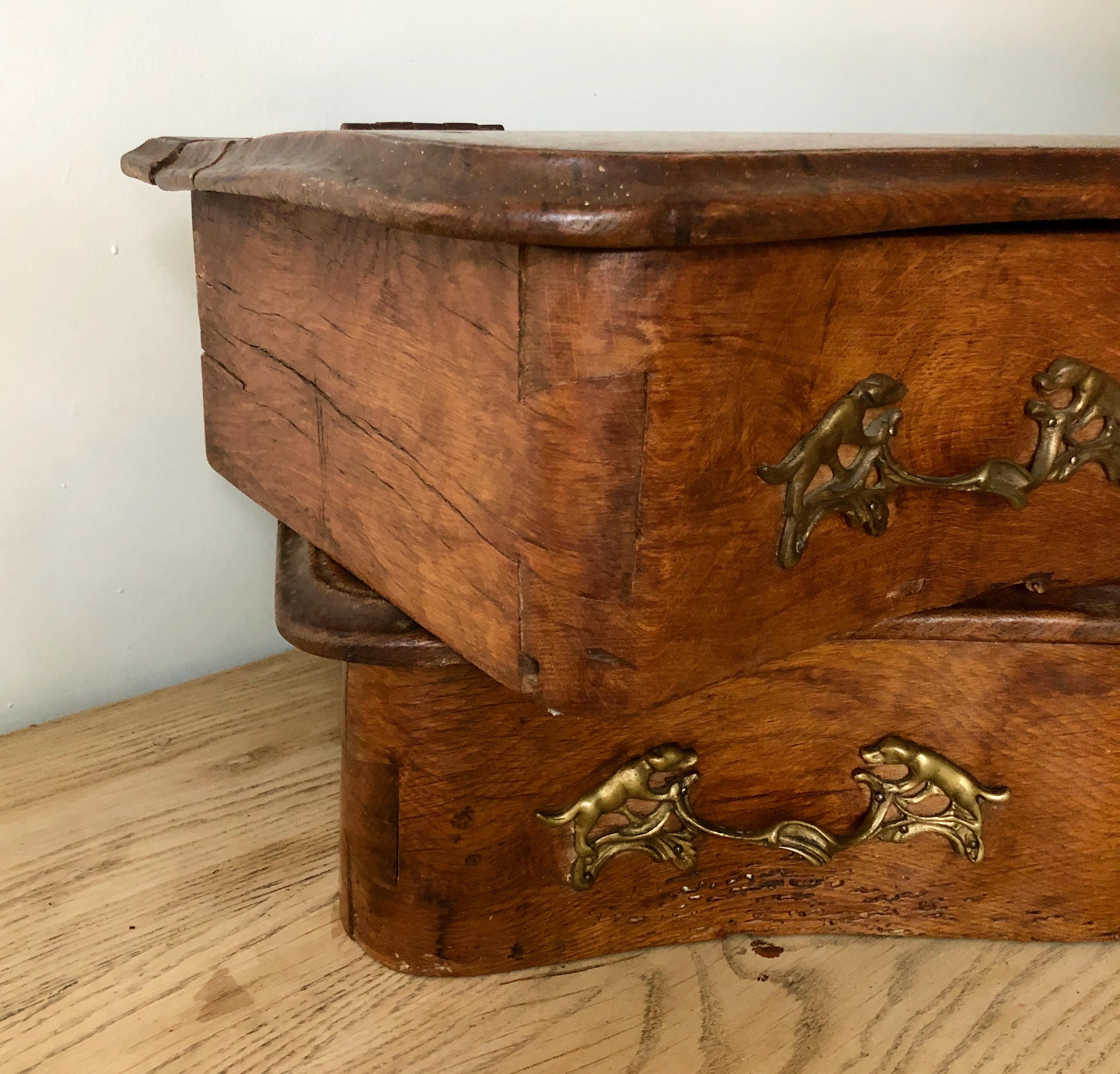 Ein seltenes Paar Schubladenschränke aus geschnitzter Eiche aus dem 19. Jahrhundert oder früher mit geschwungenen, schlangenförmigen Schubladen und originalen Bronzebeschlägen.