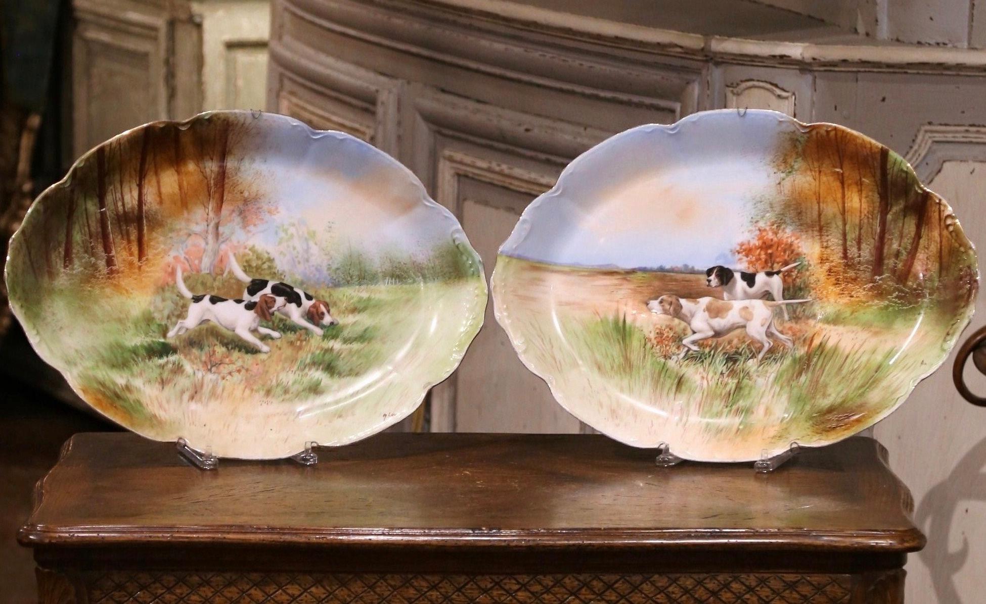 Pair of 19th Century French Old Paris Painted Porcelain Hunt Dogs Wall Platters In Excellent Condition In Dallas, TX