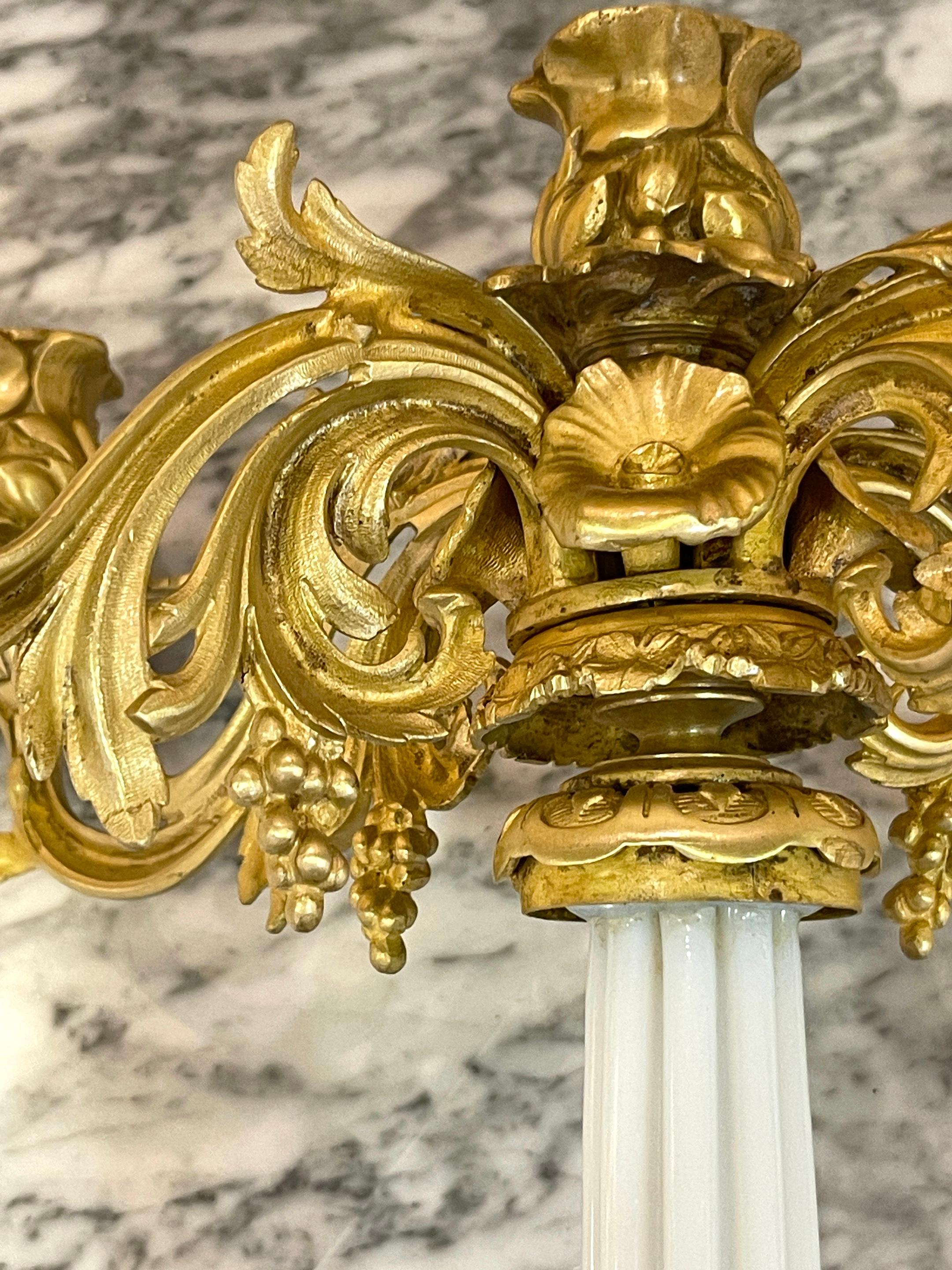 Paar französische Ormolu- und Opaline-Palais Royal-Kandelaber des 19. im Angebot 3
