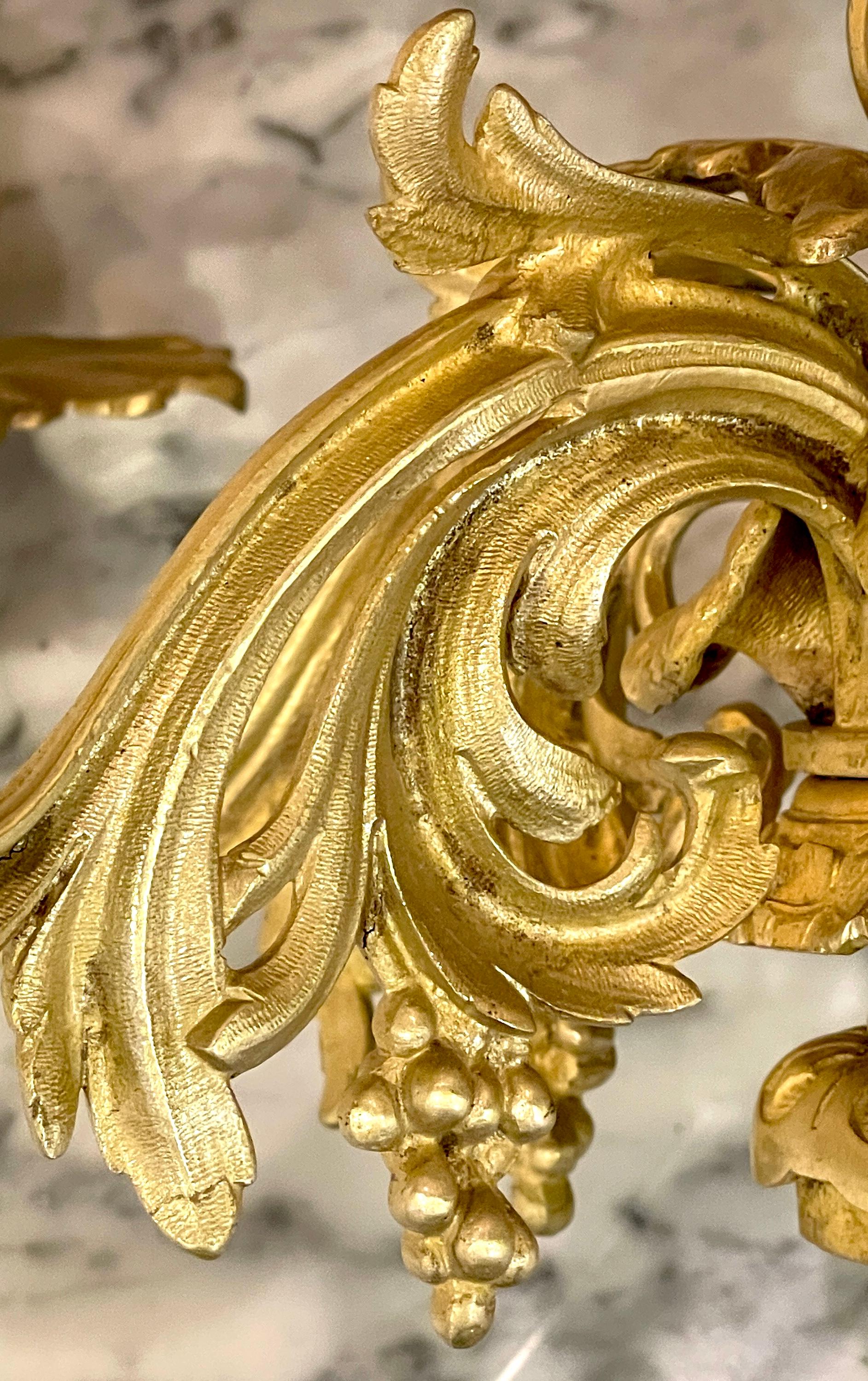 Paar französische Ormolu- und Opaline-Palais Royal-Kandelaber des 19. im Angebot 4