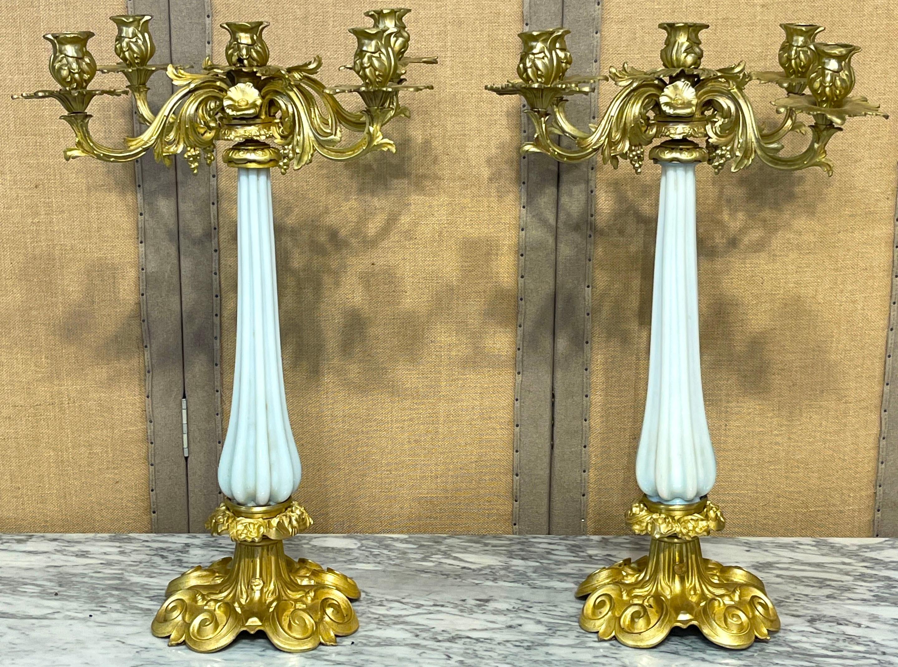 Paar französische Palais Royal-Kronleuchter aus Ormolu und Opalin, 19. Jahrhundert, um 1865 
Frankreich, 19. Jahrhundert 

Dieses seltene Paar französischer Kandelaber aus dem 19. Jahrhundert ist eine bezaubernde Mischung aus französischer Eleganz