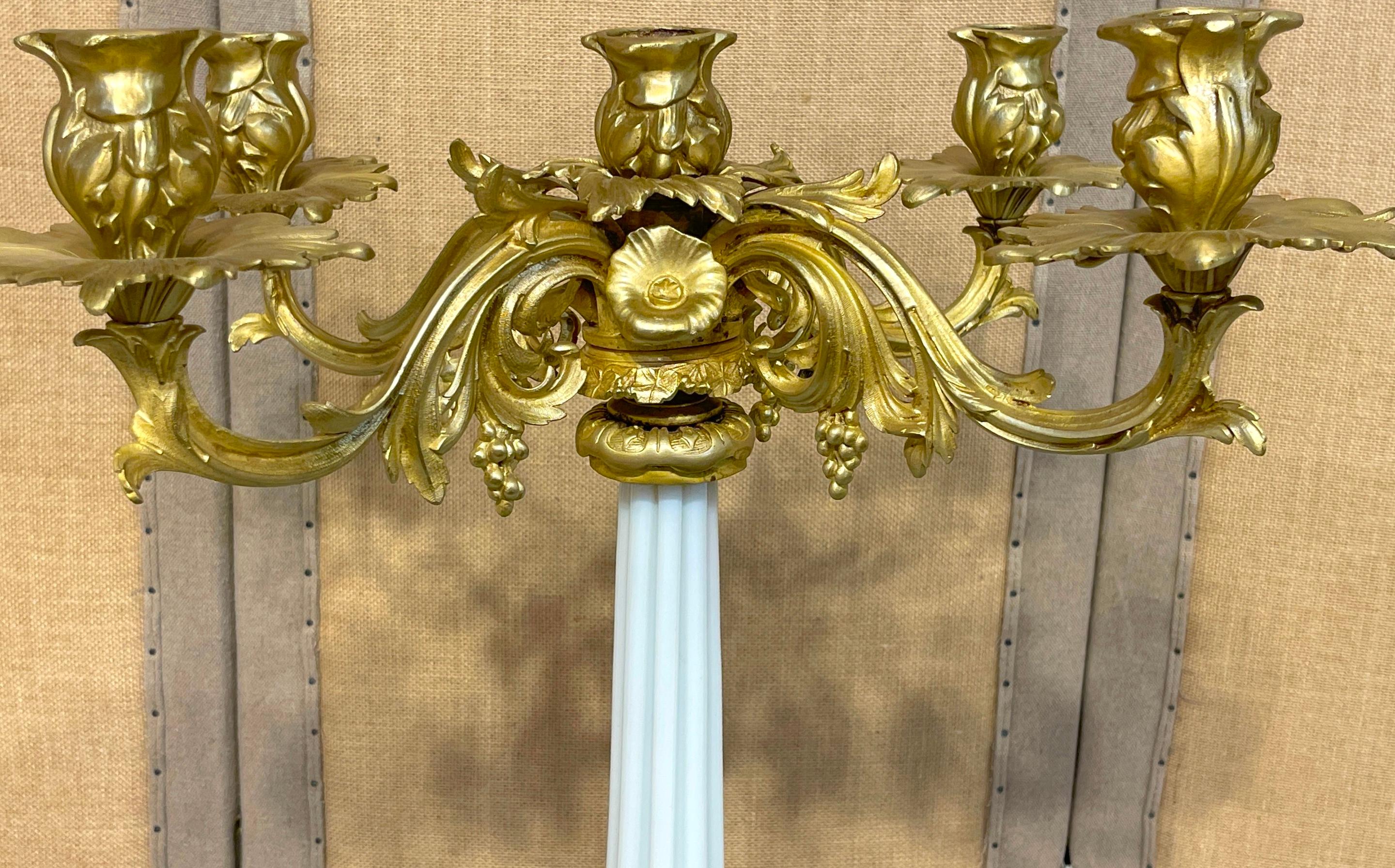Paar französische Ormolu- und Opaline-Palais Royal-Kandelaber des 19. (Französisch) im Angebot