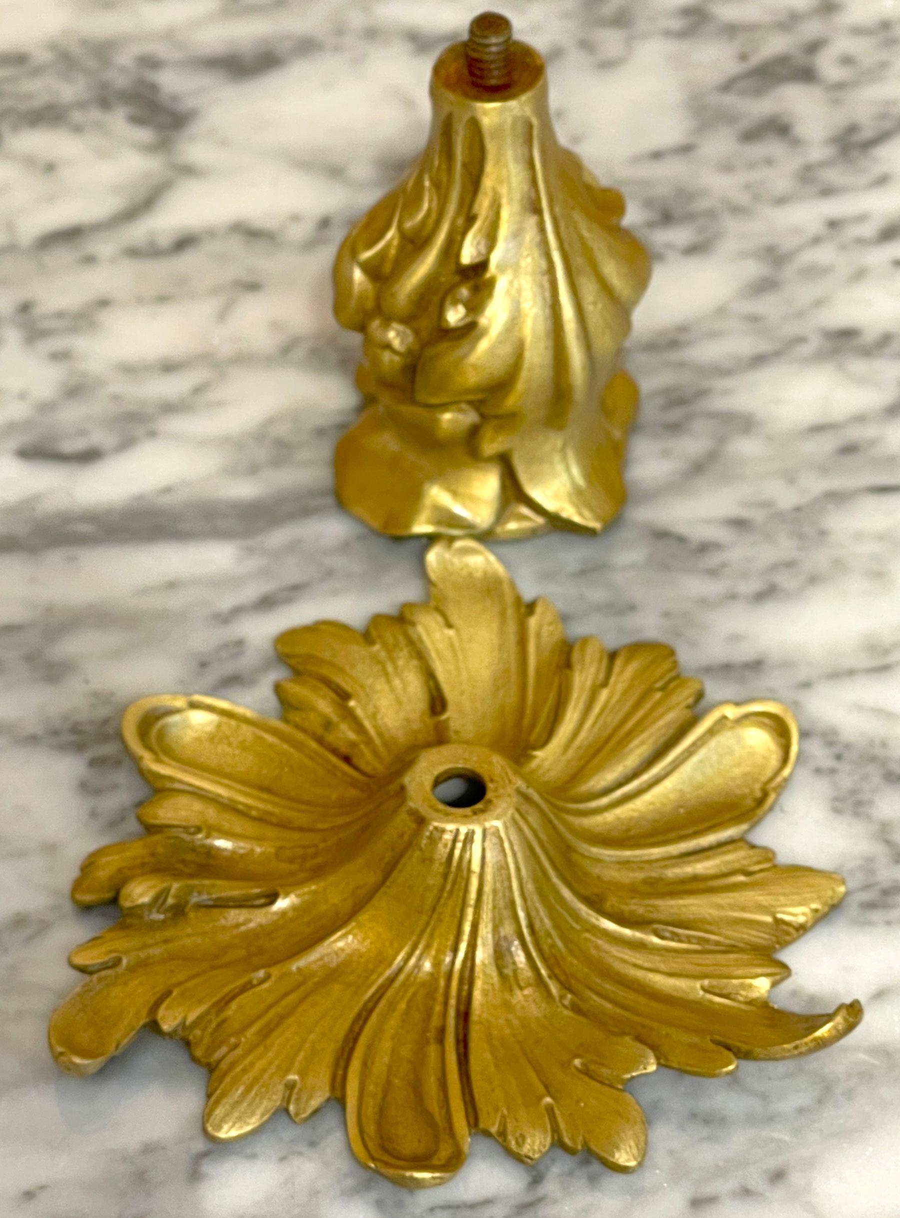 Paar französische Ormolu- und Opaline-Palais Royal-Kandelaber des 19. im Zustand „Gut“ im Angebot in West Palm Beach, FL