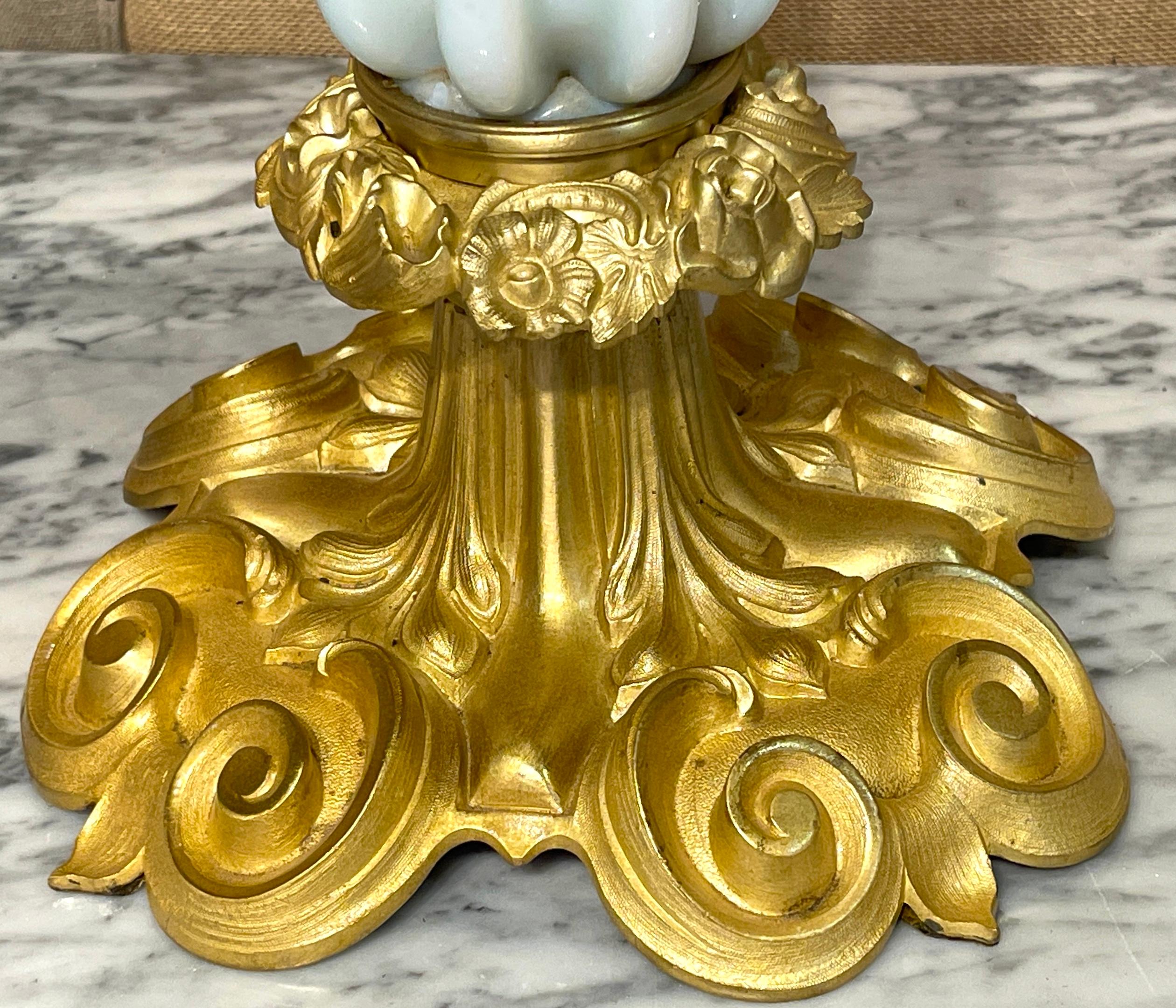 Paar französische Ormolu- und Opaline-Palais Royal-Kandelaber des 19. (19. Jahrhundert) im Angebot