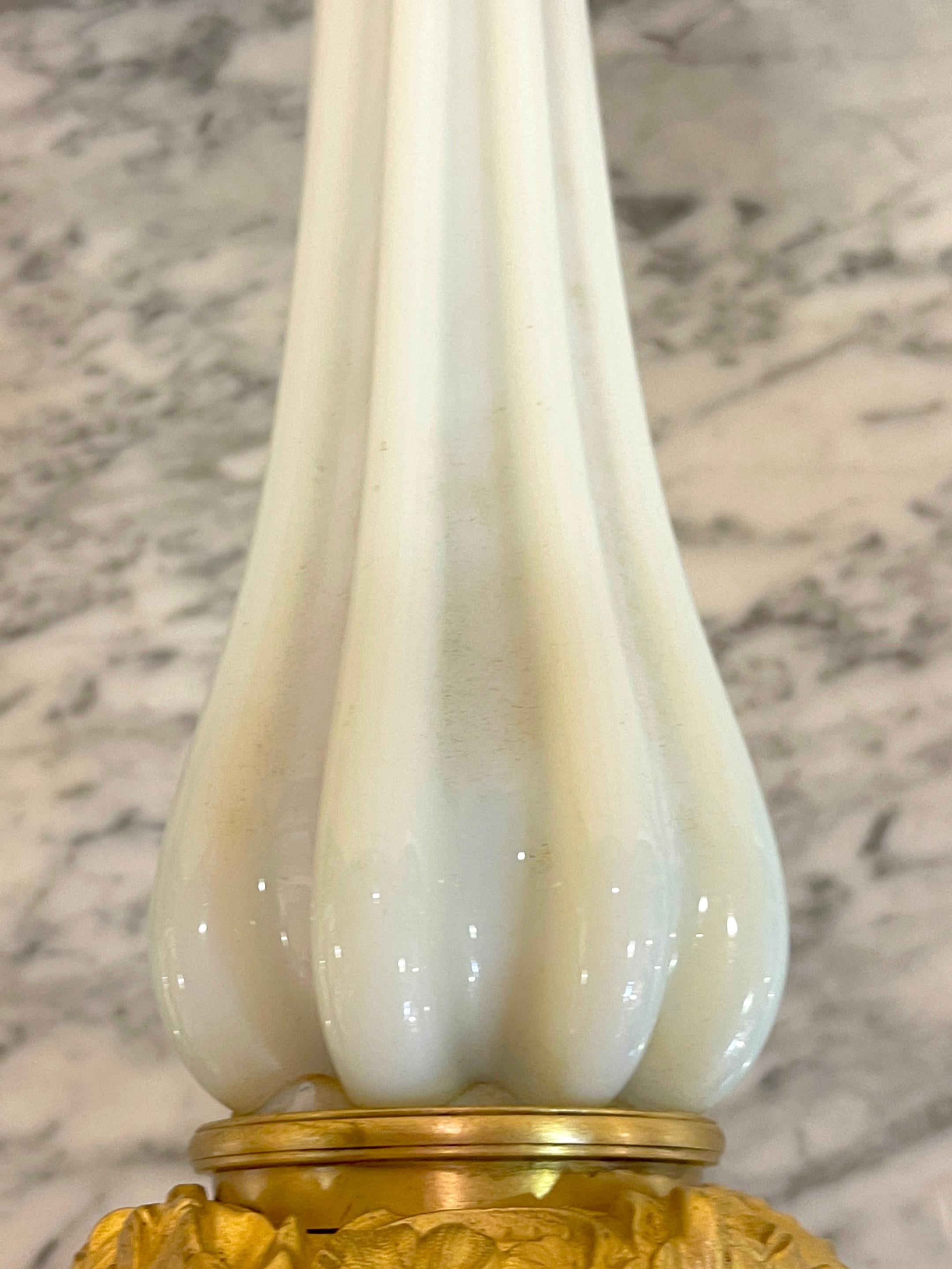 Paar französische Ormolu- und Opaline-Palais Royal-Kandelaber des 19. im Angebot 1
