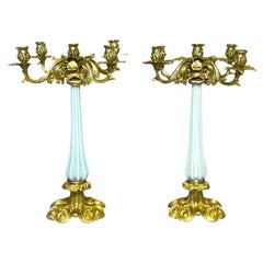 Paire de chandeliers du Palais Royal français du 19e siècle en bronze doré et opaline