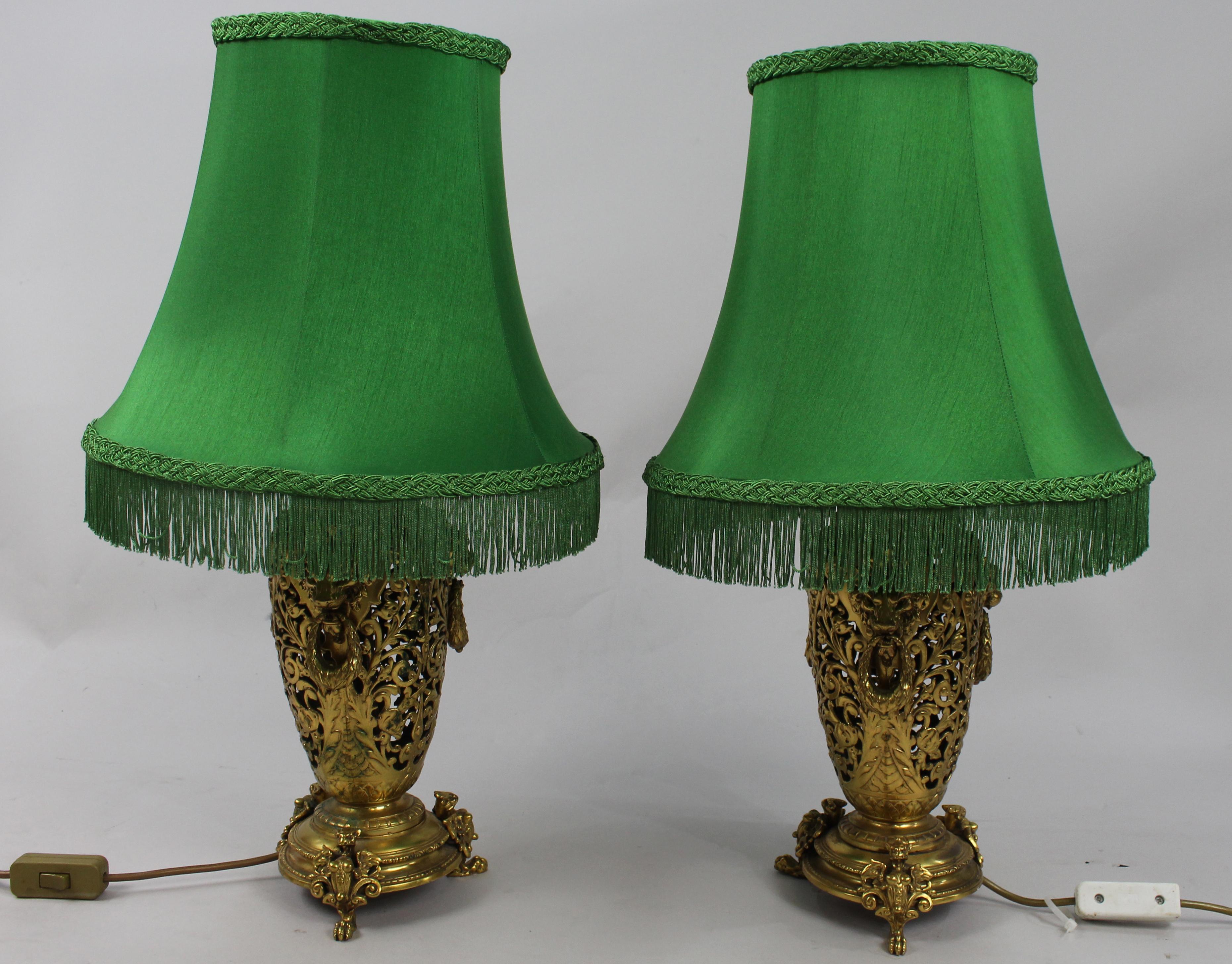 Paire de lampes de table en bronze doré du XIXe siècle avec pieds en forme d'animaux

Paire de lampes de table en bronze doré de la fin du XIXe siècle, richement moulées et très détaillées. Les corps ajourés sont ornés de rinceaux élaborés, de