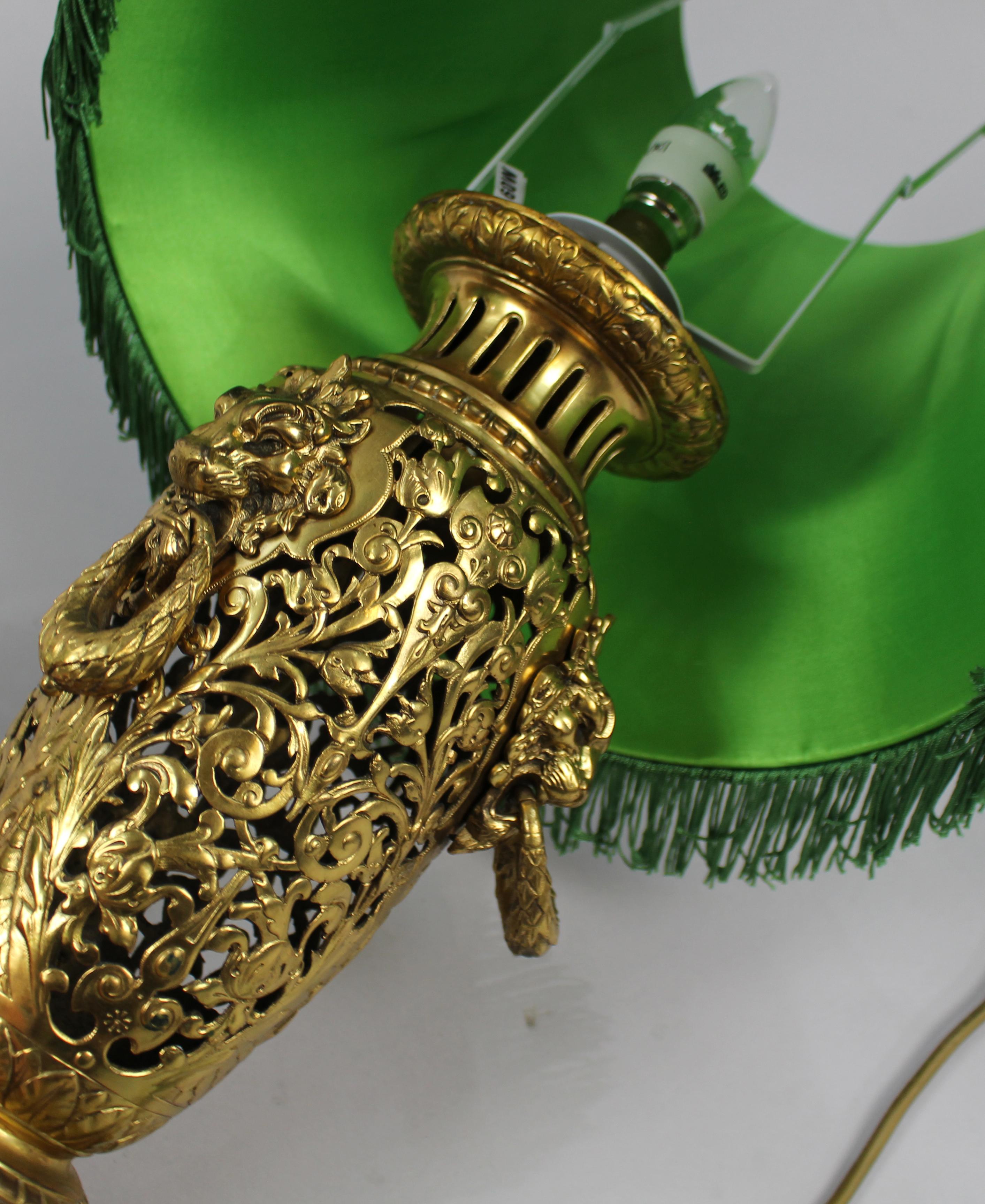 Paire de lampes de table en bronze doré du XIXe siècle en vente 4