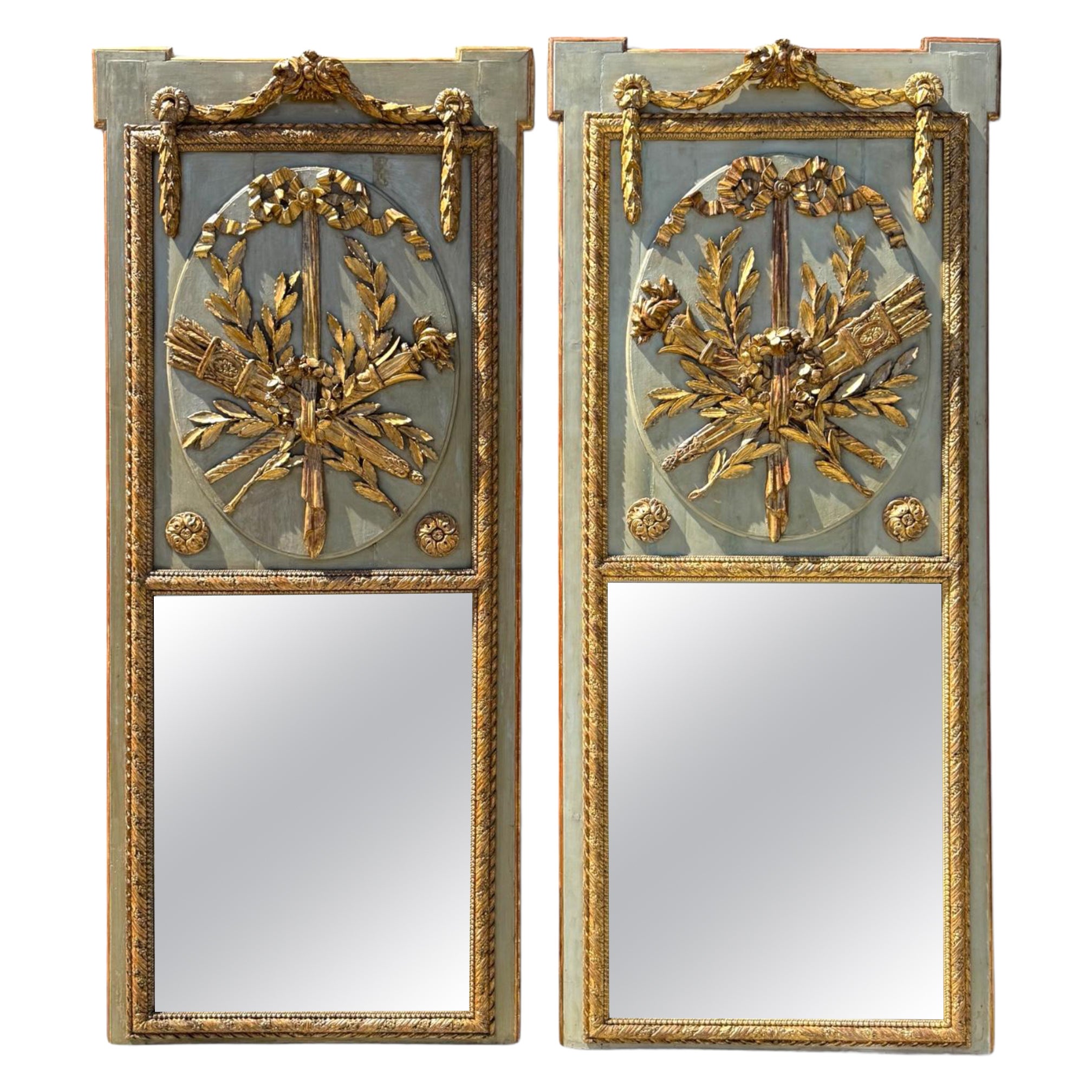 Paire de miroirs trumeau français du XIXe siècle, en bois peint et doré en vente