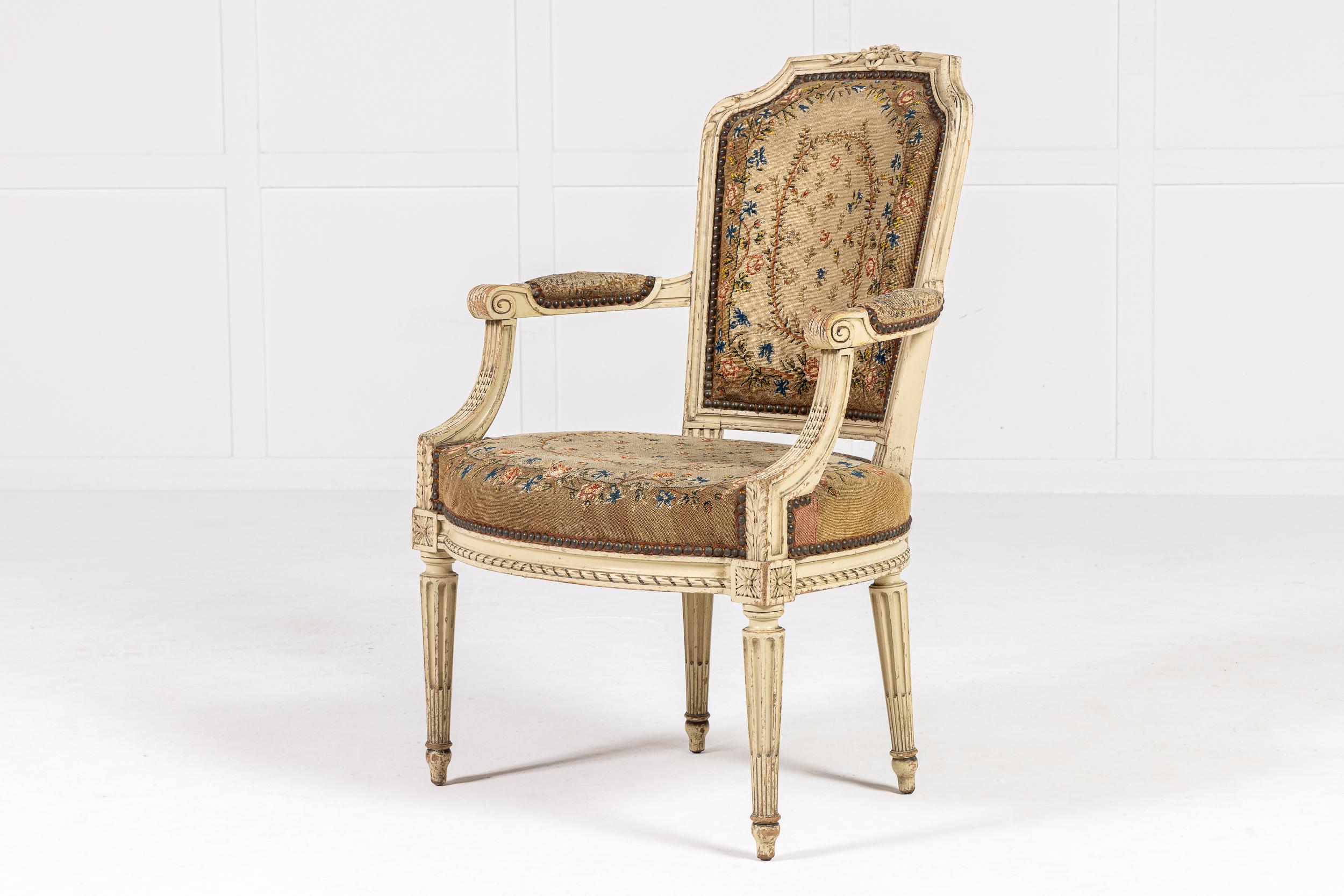 Paire de fauteuils peints français du 19ème siècle en vente 2