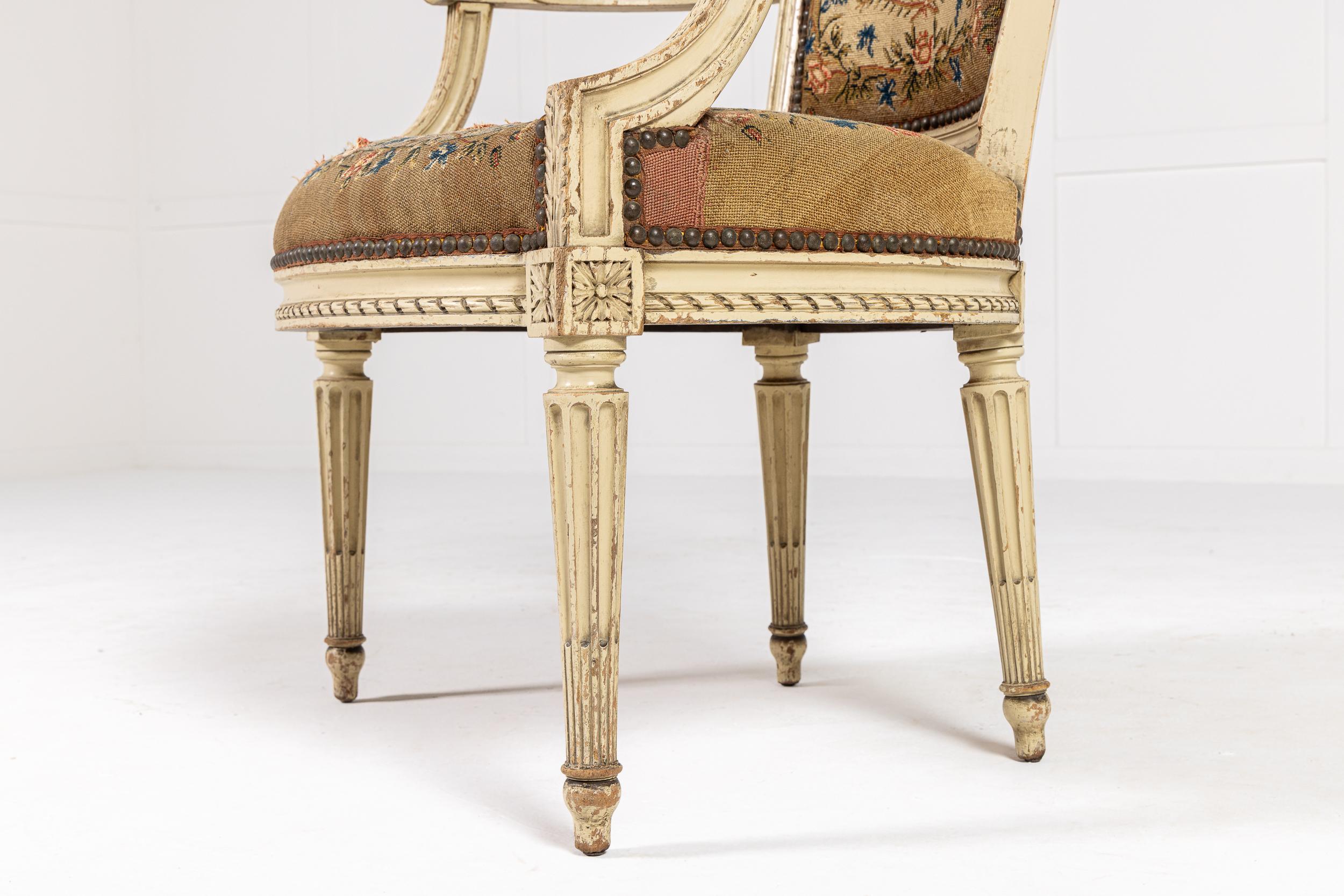 Paire de fauteuils peints français du 19ème siècle en vente 4