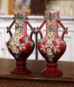 Paire de vases barbotine en céramique peinte du 19ème siècle avec motifs floraux