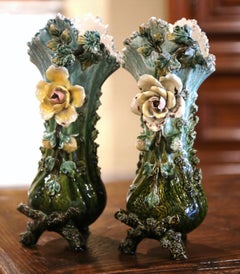Paire de vases barbotine en céramique peinte du 19ème siècle avec motifs floraux