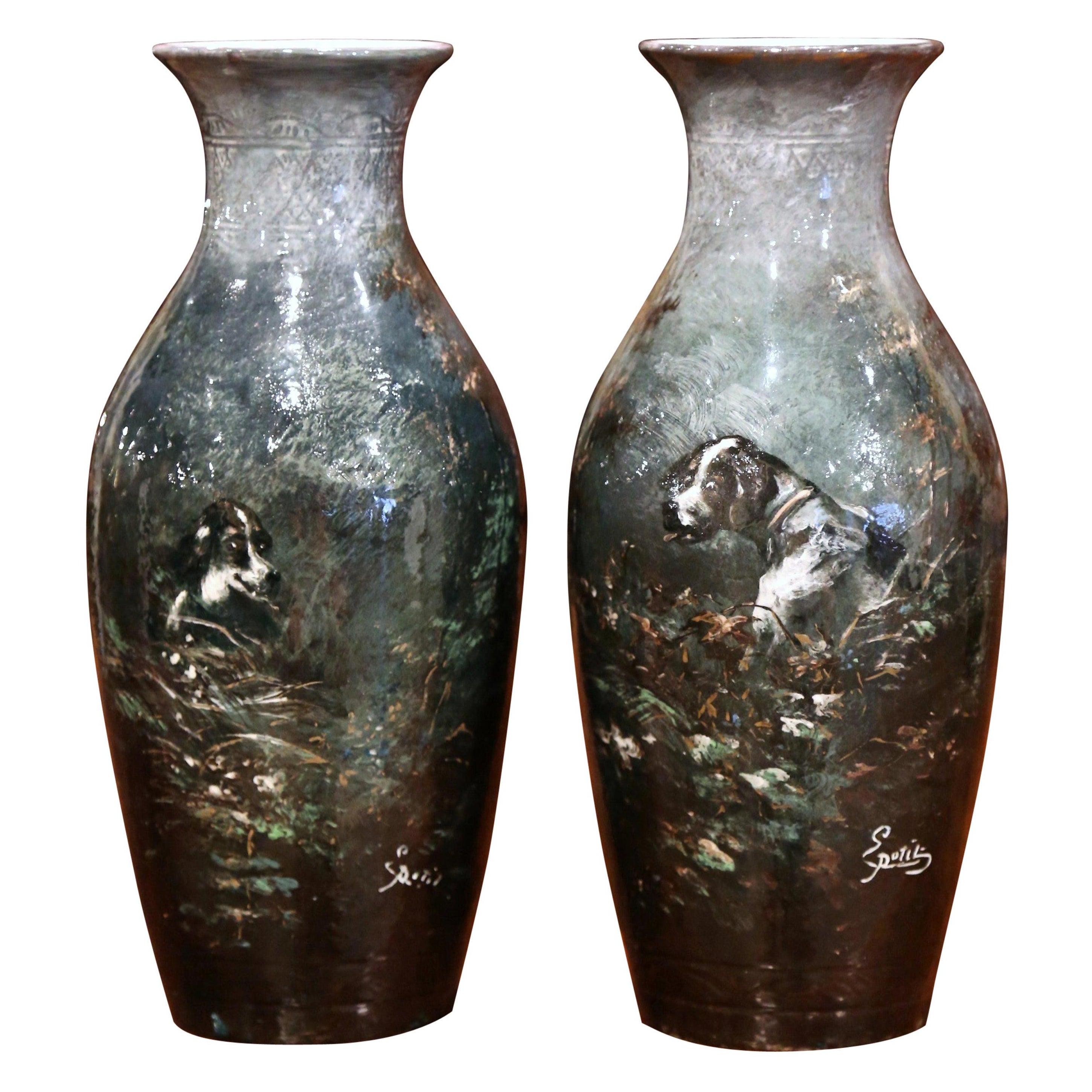 Paire de vases en céramique peinte française du 19e siècle avec motifs de chiens signés Petit en vente